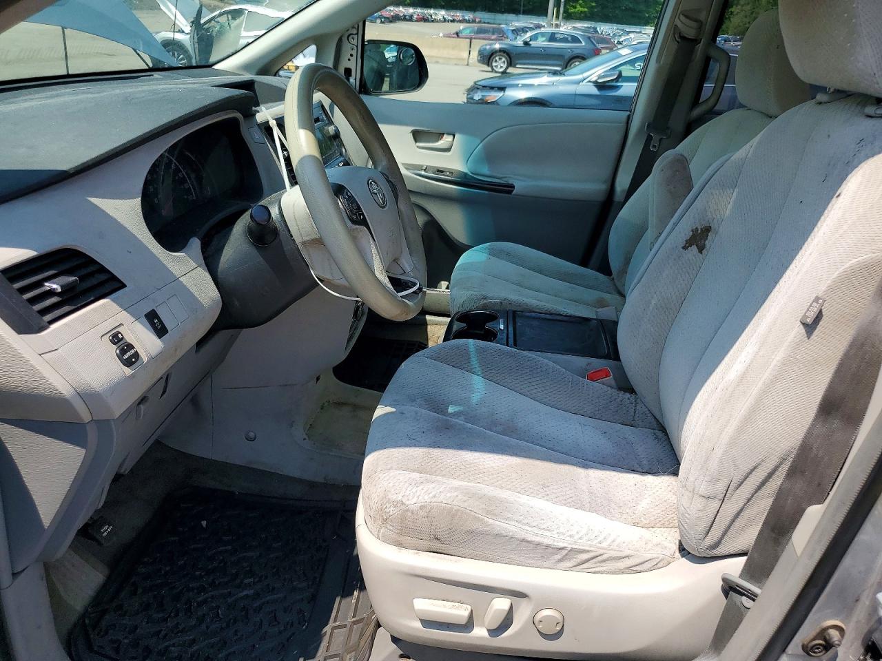 2011 Toyota Sienna Le Silver vin: 5TDKK3DC8BS066997