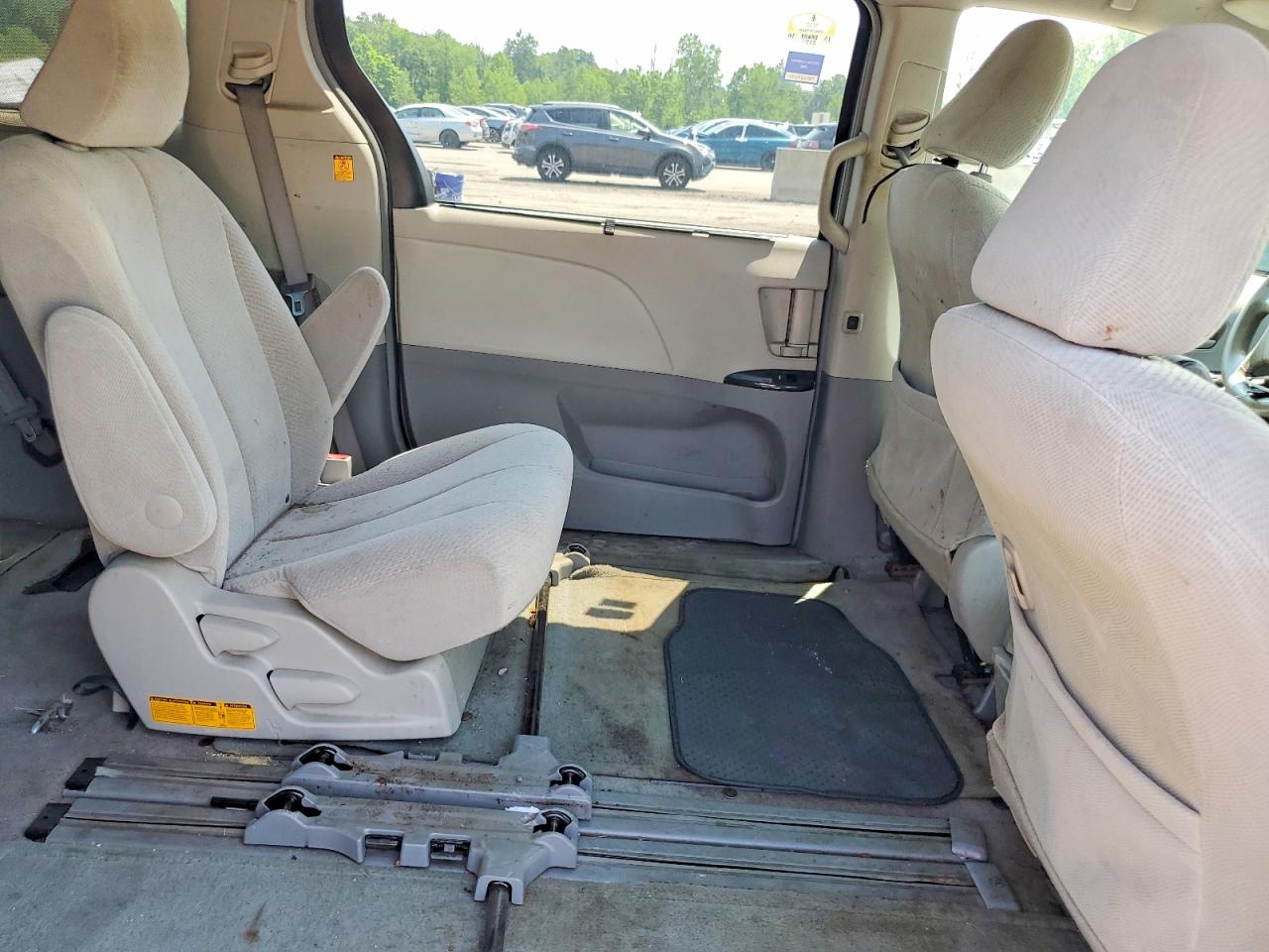 2011 Toyota Sienna Le Silver vin: 5TDKK3DC8BS066997