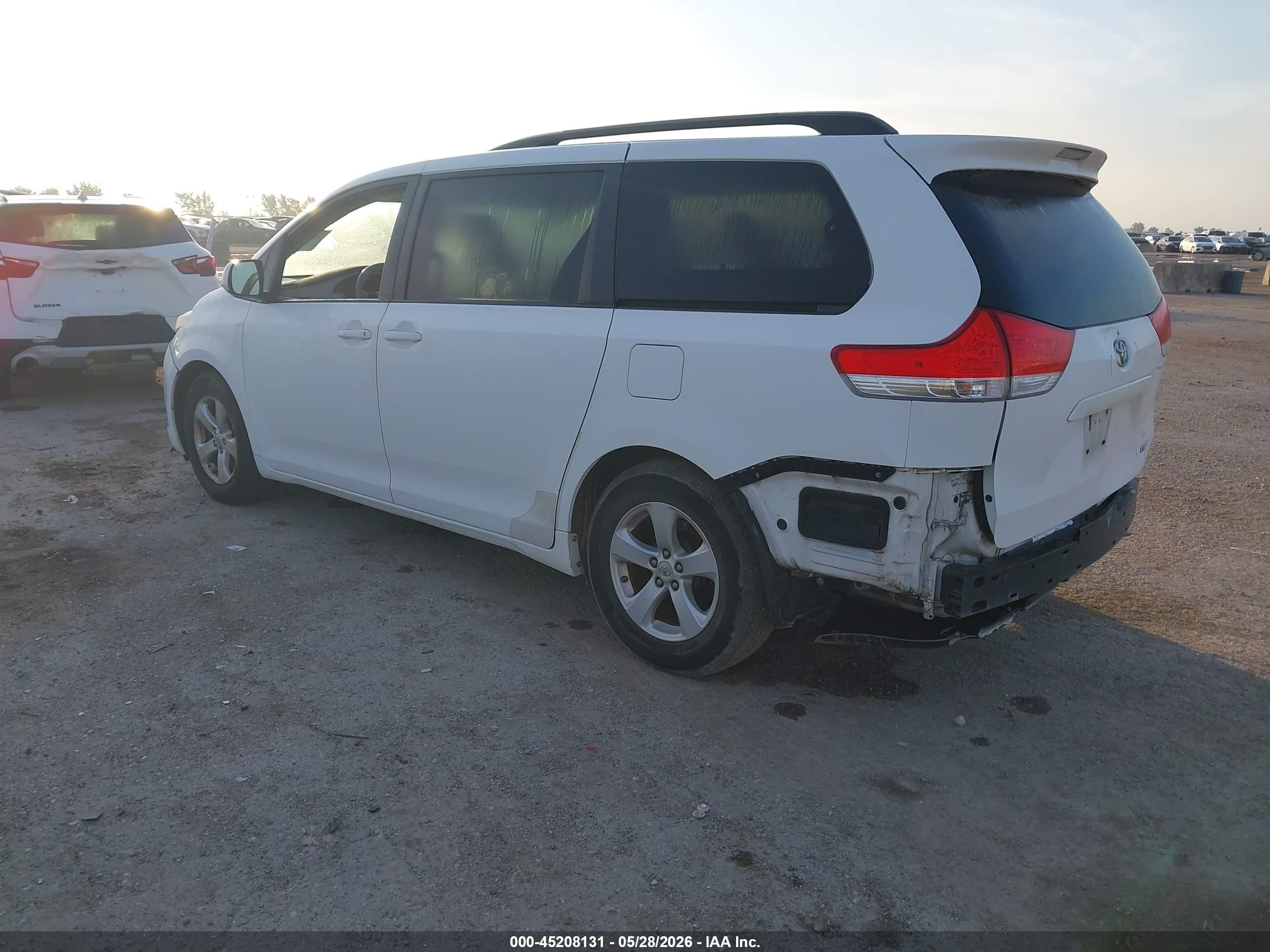 2011 Toyota Sienna Le V6 White vin: 5TDKK3DC8BS072637