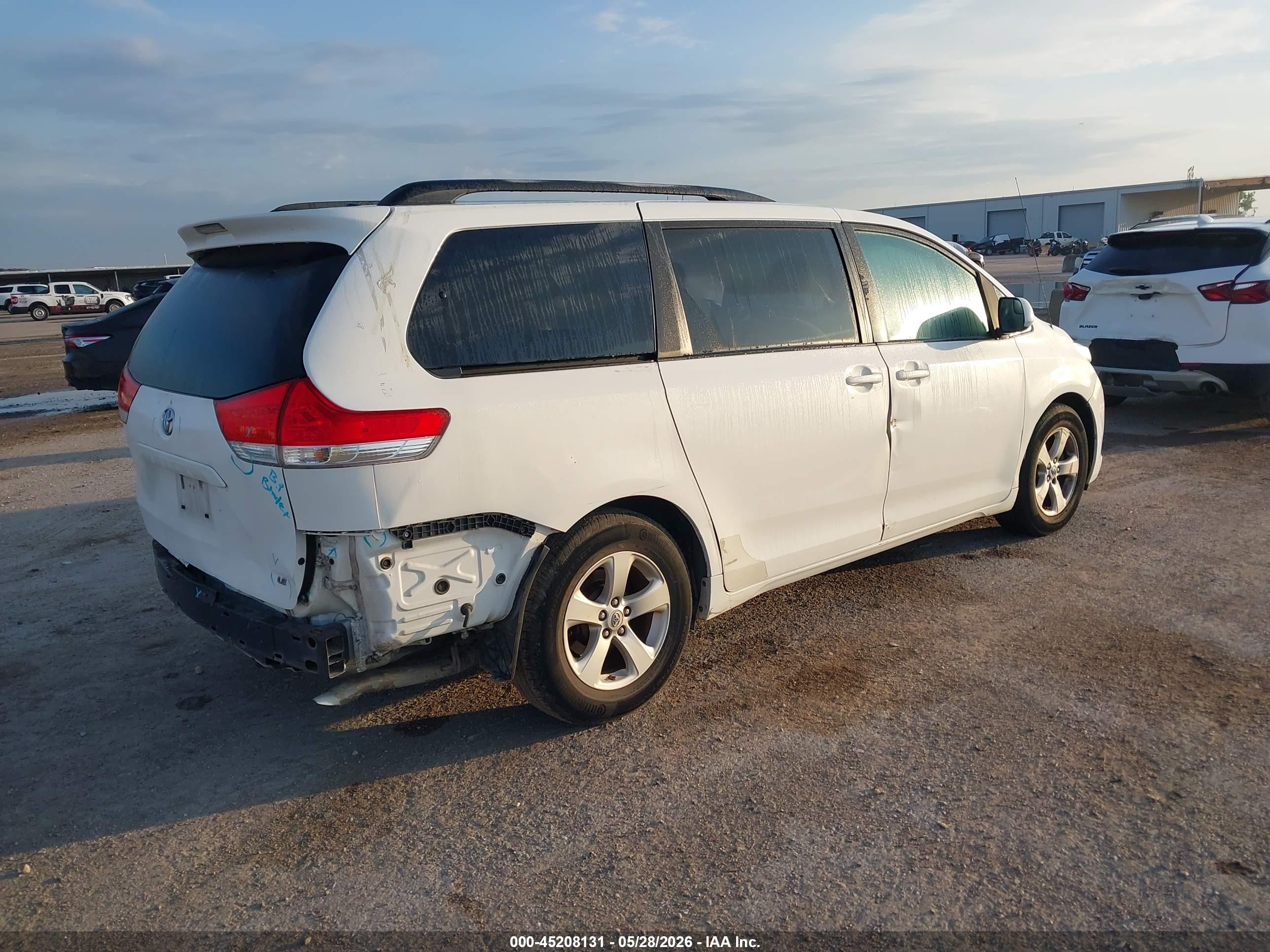 2011 Toyota Sienna Le V6 White vin: 5TDKK3DC8BS072637