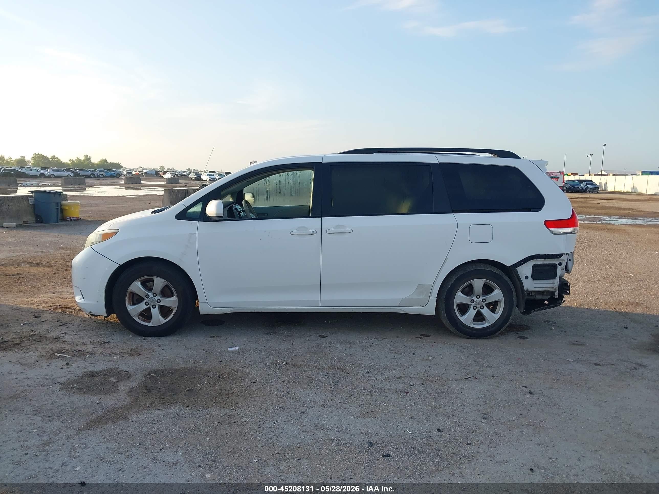 2011 Toyota Sienna Le V6 White vin: 5TDKK3DC8BS072637