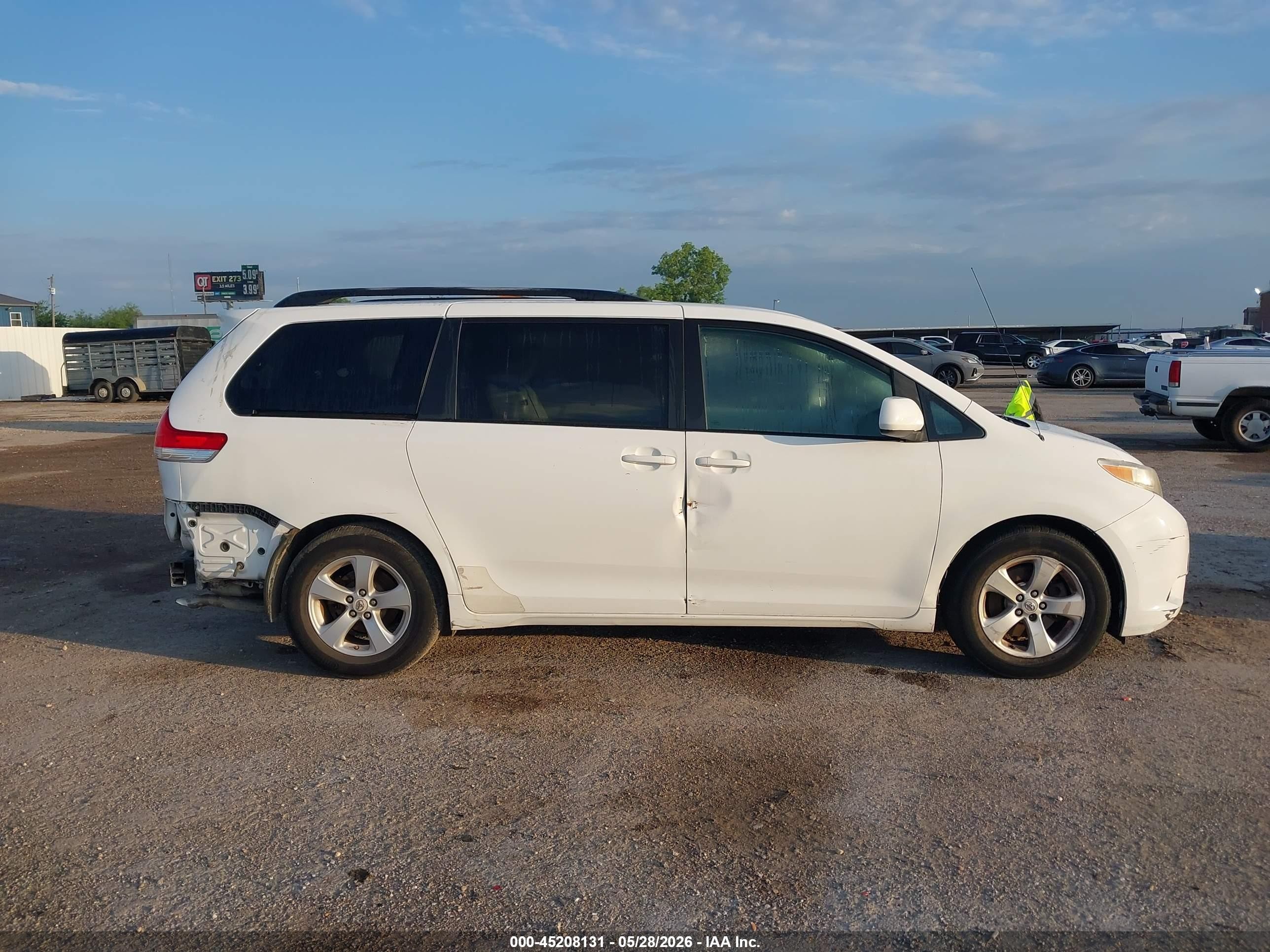 2011 Toyota Sienna Le V6 White vin: 5TDKK3DC8BS072637