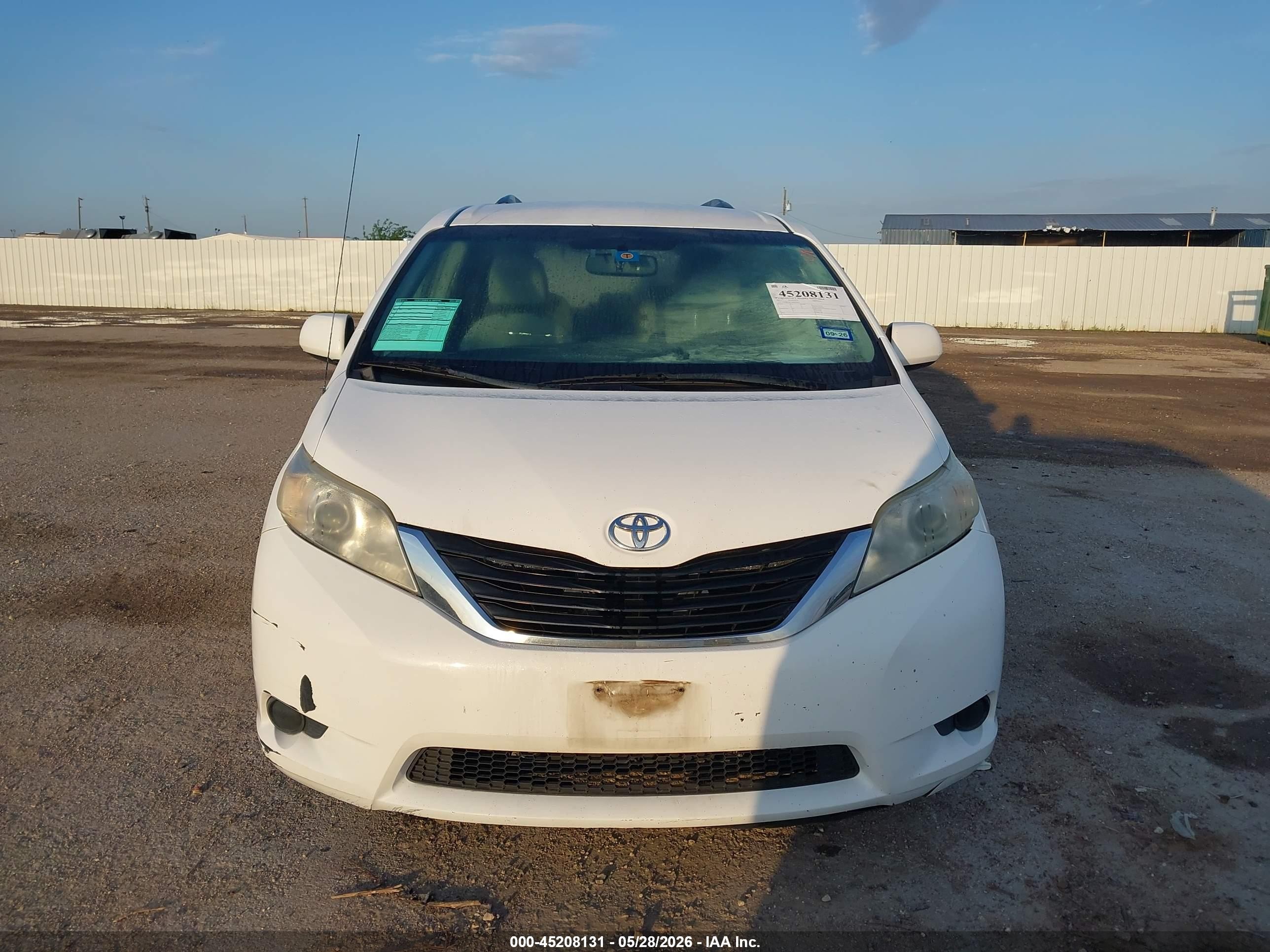 2011 Toyota Sienna Le V6 White vin: 5TDKK3DC8BS072637