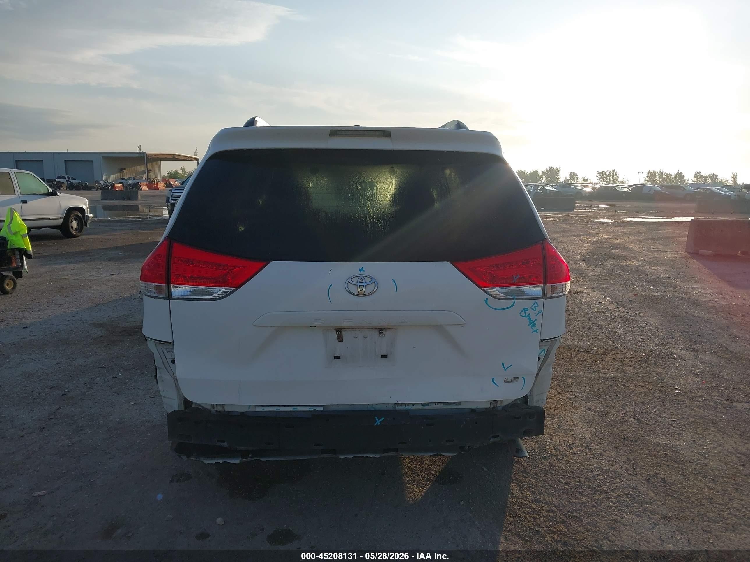 2011 Toyota Sienna Le V6 White vin: 5TDKK3DC8BS072637