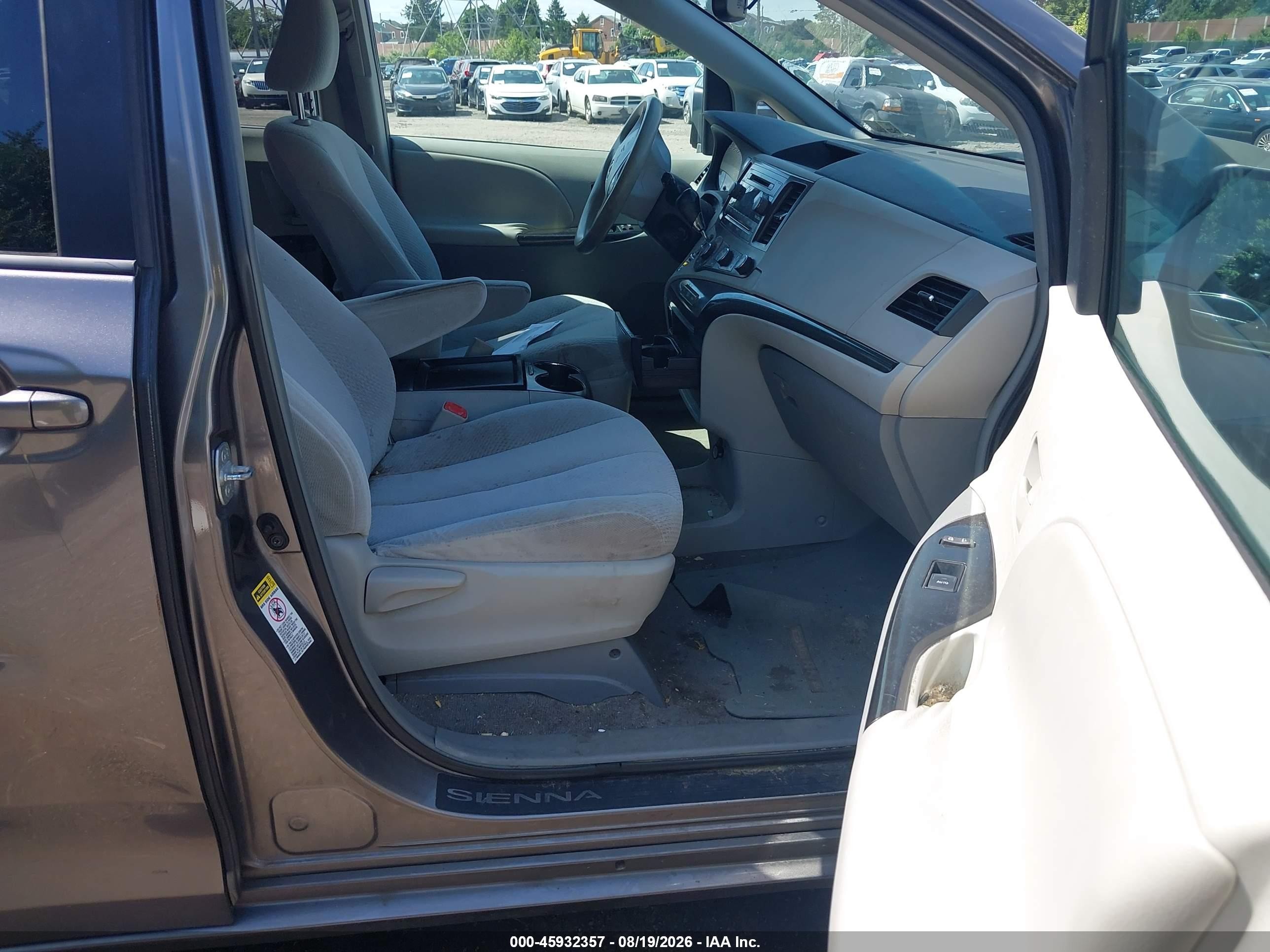2011 Toyota Sienna Le V6 Gray vin: 5TDKK3DC8BS085419