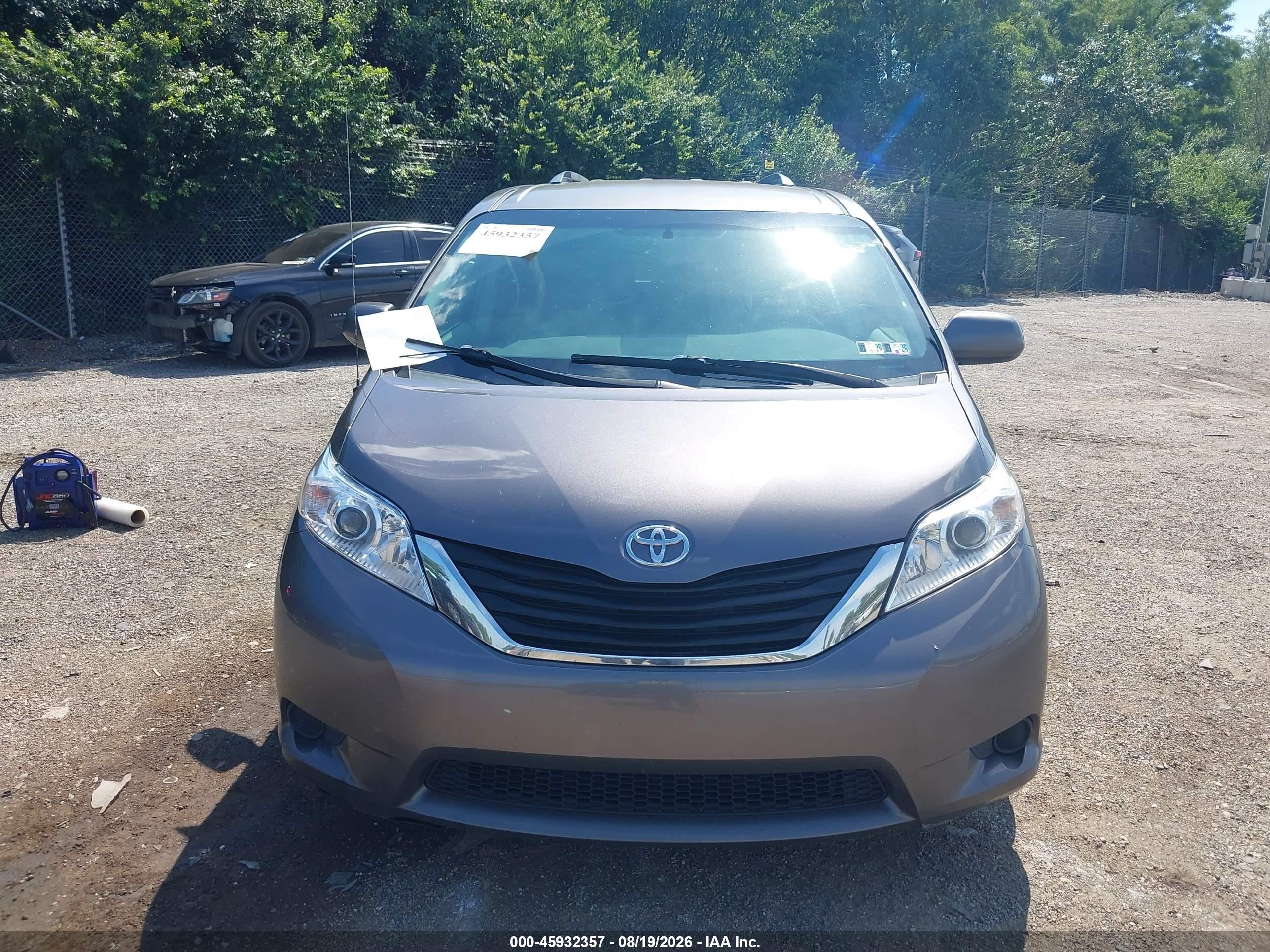 2011 Toyota Sienna Le V6 Gray vin: 5TDKK3DC8BS085419