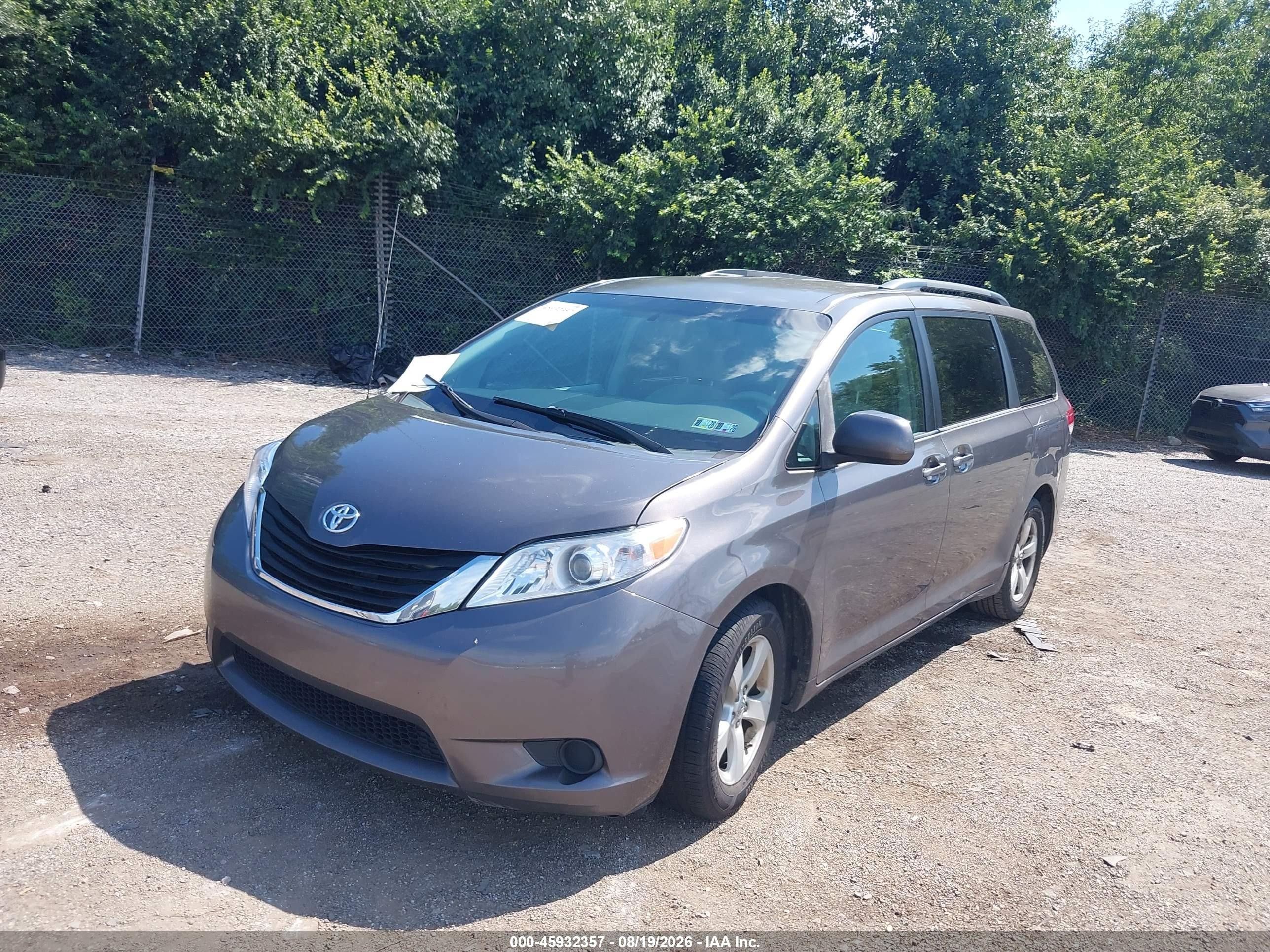 2011 Toyota Sienna Le V6 Gray vin: 5TDKK3DC8BS085419