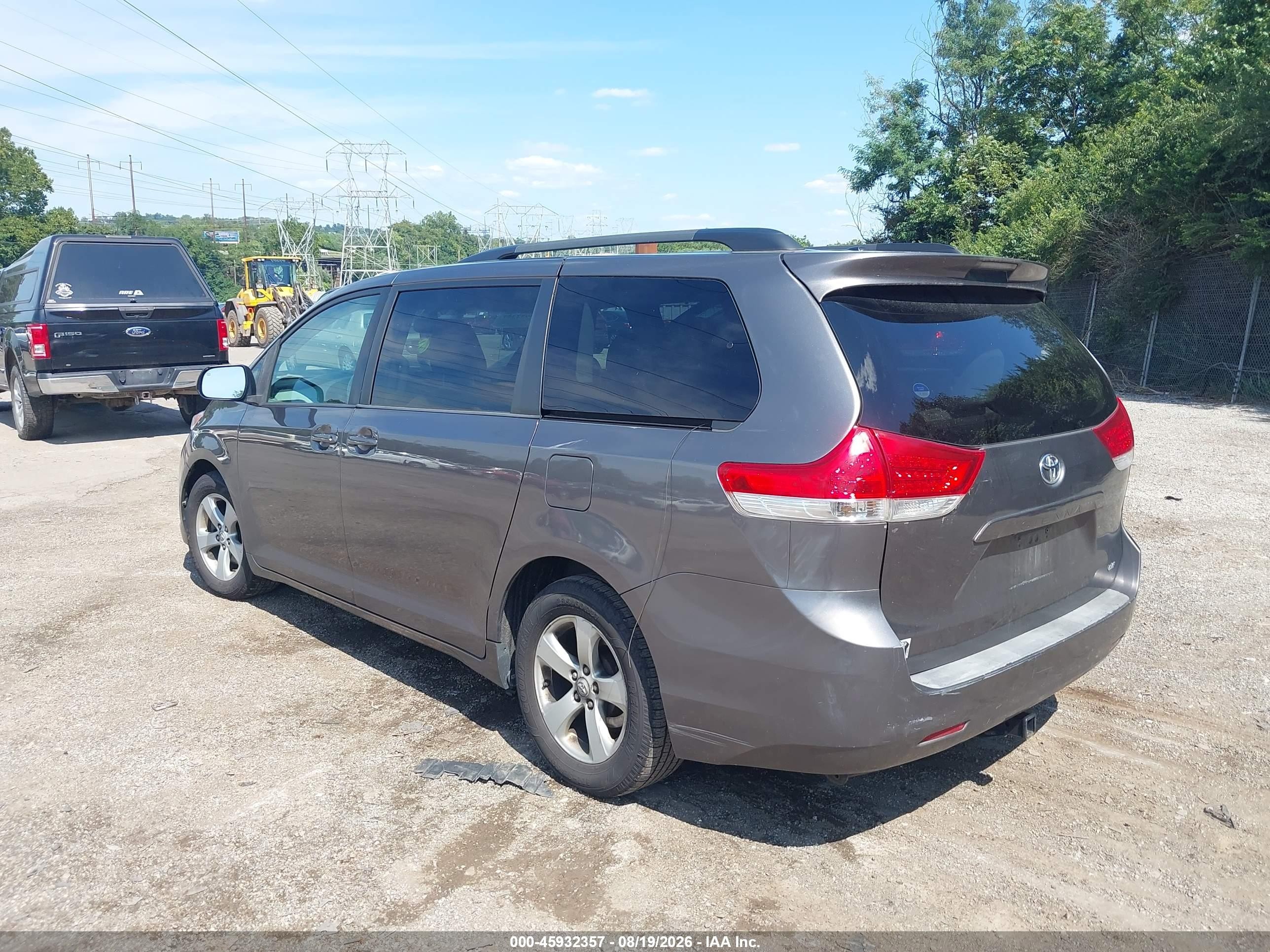 2011 Toyota Sienna Le V6 Gray vin: 5TDKK3DC8BS085419
