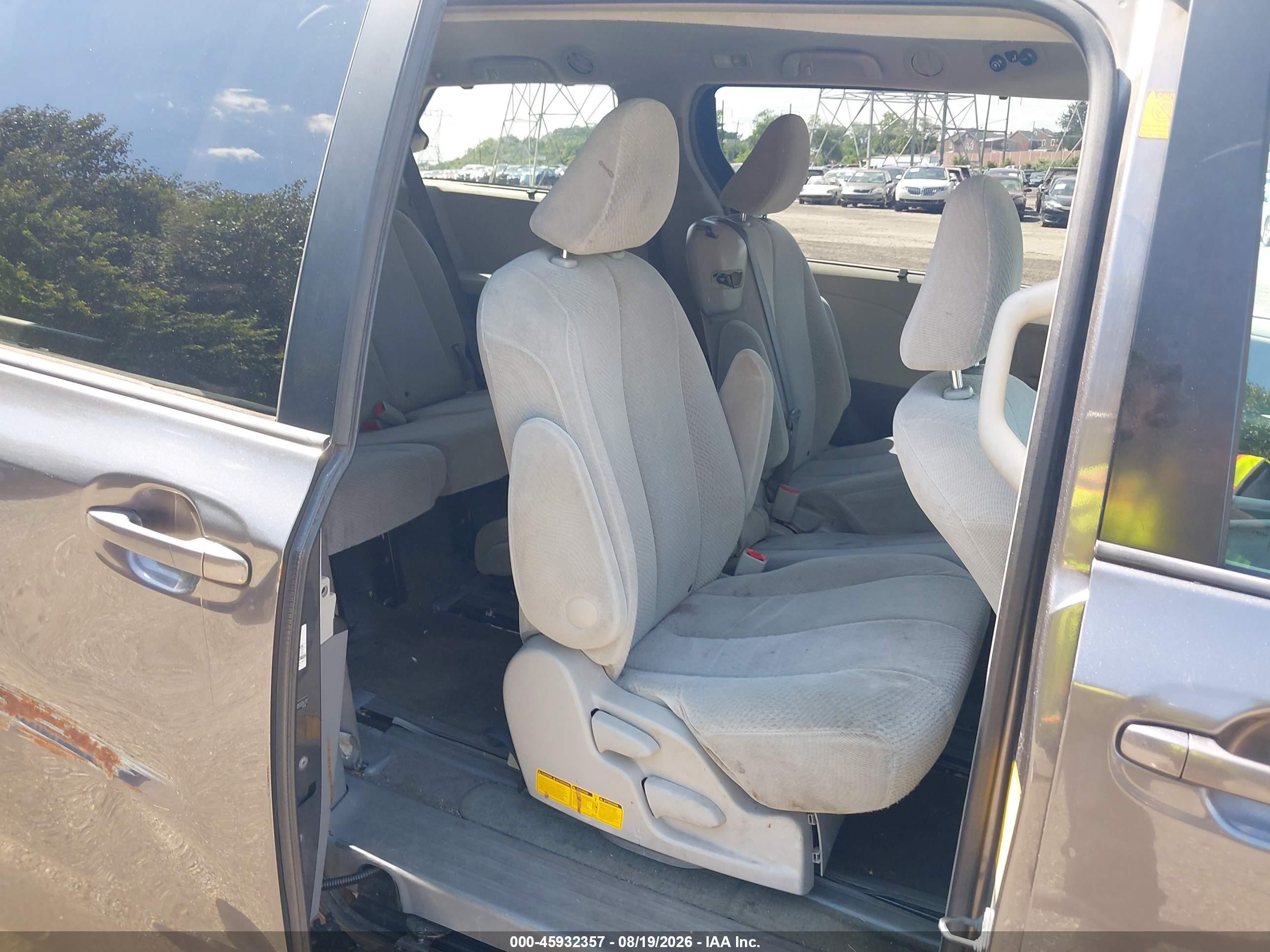 2011 Toyota Sienna Le V6 Gray vin: 5TDKK3DC8BS085419