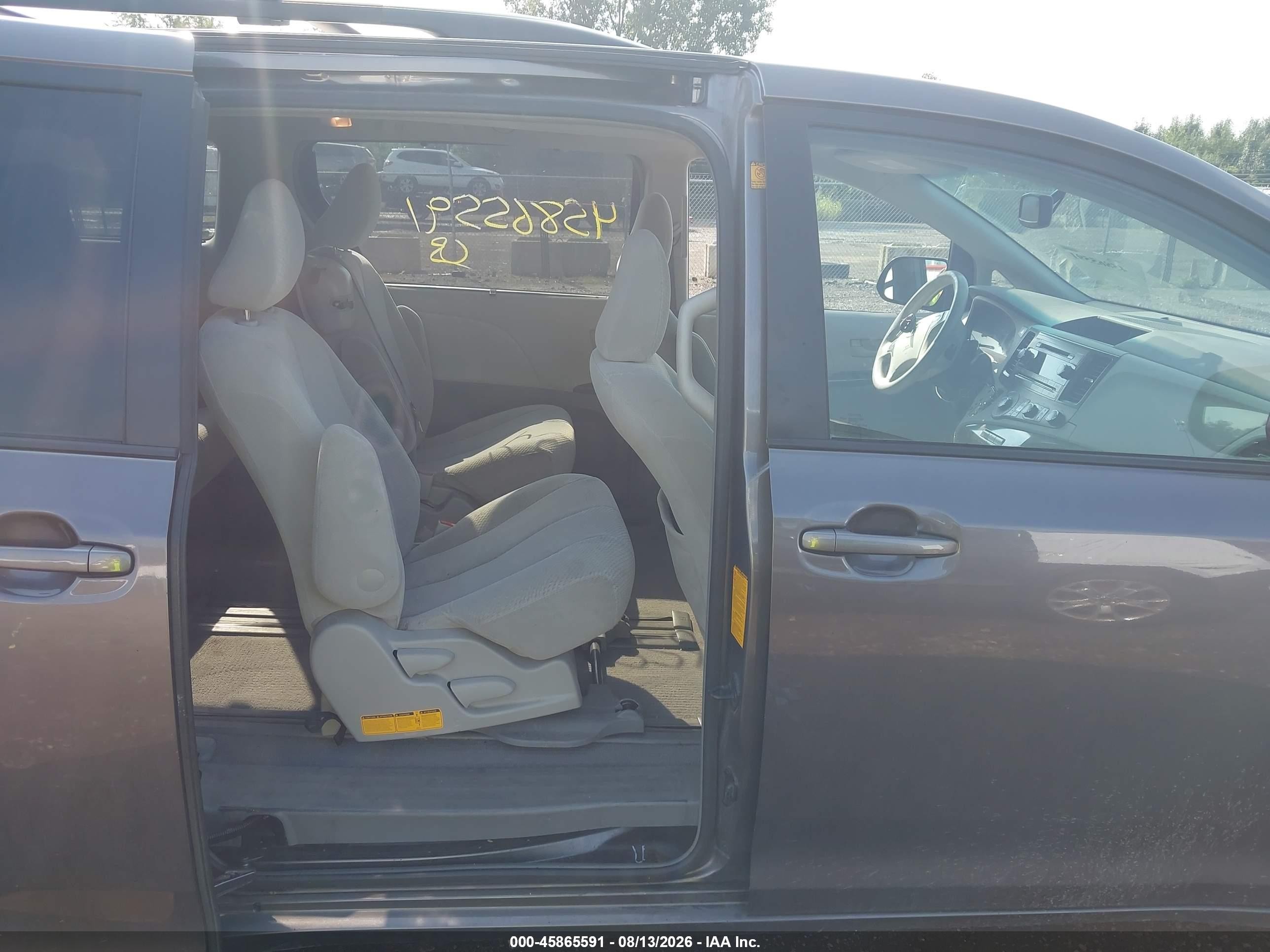 2011 Toyota Sienna Le V6 Gray vin: 5TDKK3DC8BS095741