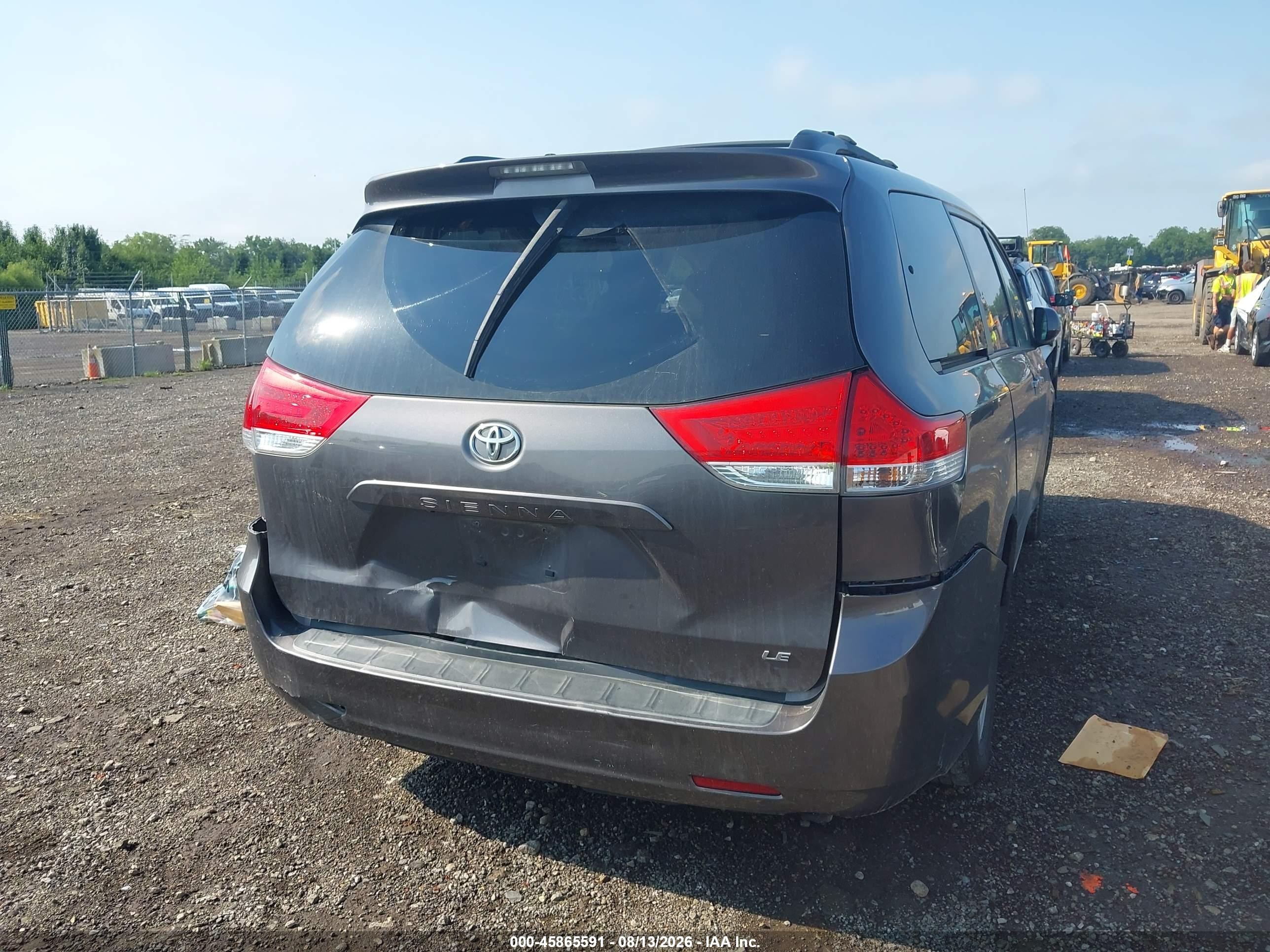 2011 Toyota Sienna Le V6 Gray vin: 5TDKK3DC8BS095741