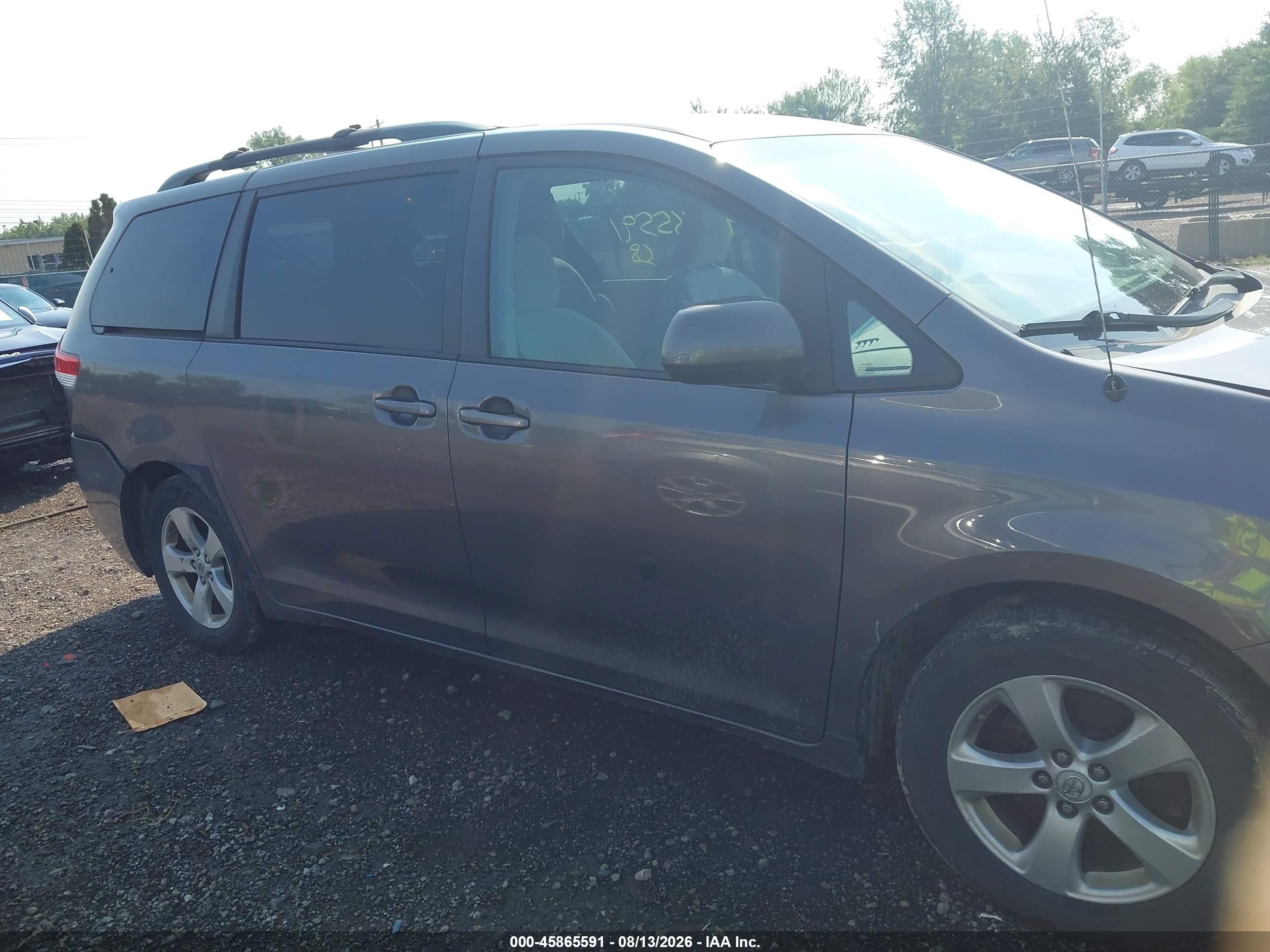2011 Toyota Sienna Le V6 Gray vin: 5TDKK3DC8BS095741