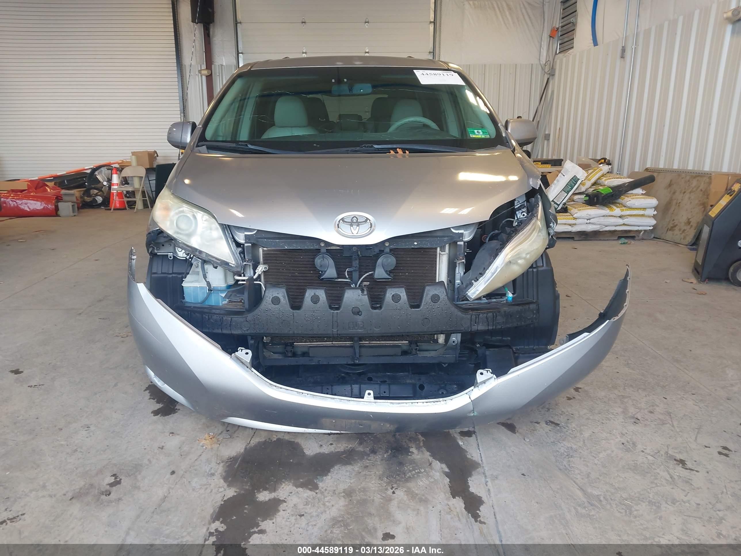 2011 Toyota Sienna Le V6 Silver vin: 5TDKK3DC8BS096968