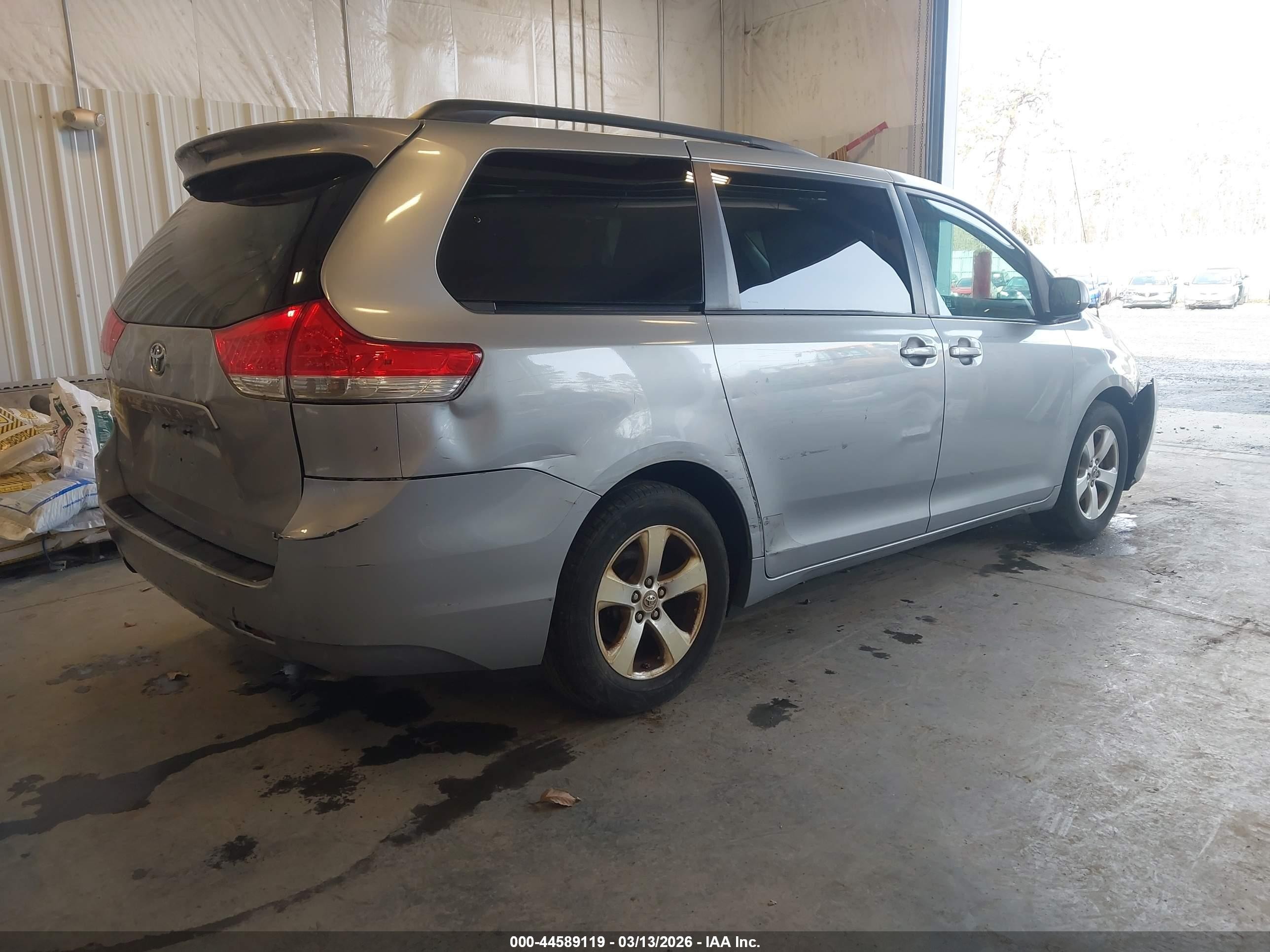 2011 Toyota Sienna Le V6 Silver vin: 5TDKK3DC8BS096968