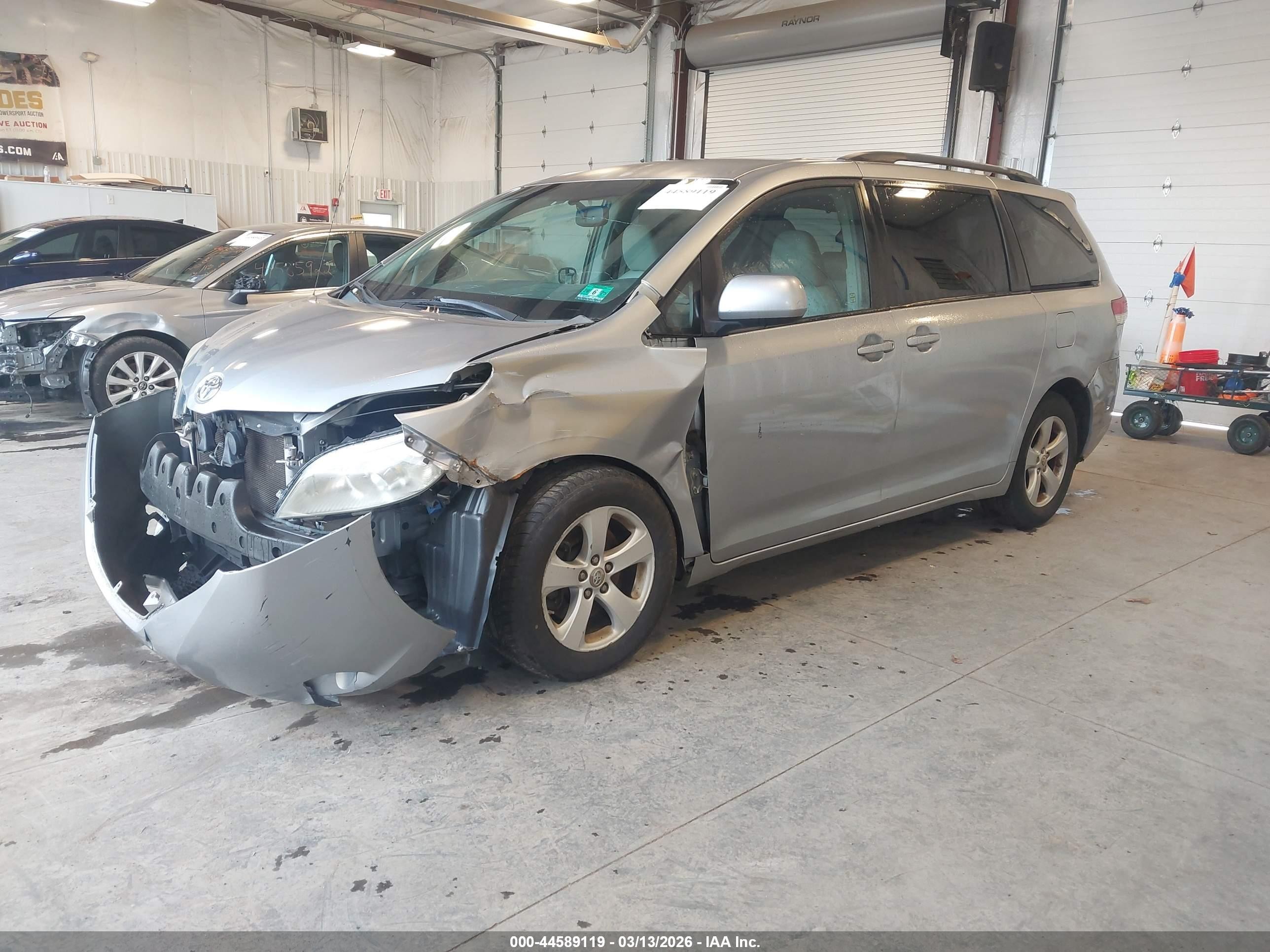 2011 Toyota Sienna Le V6 Silver vin: 5TDKK3DC8BS096968