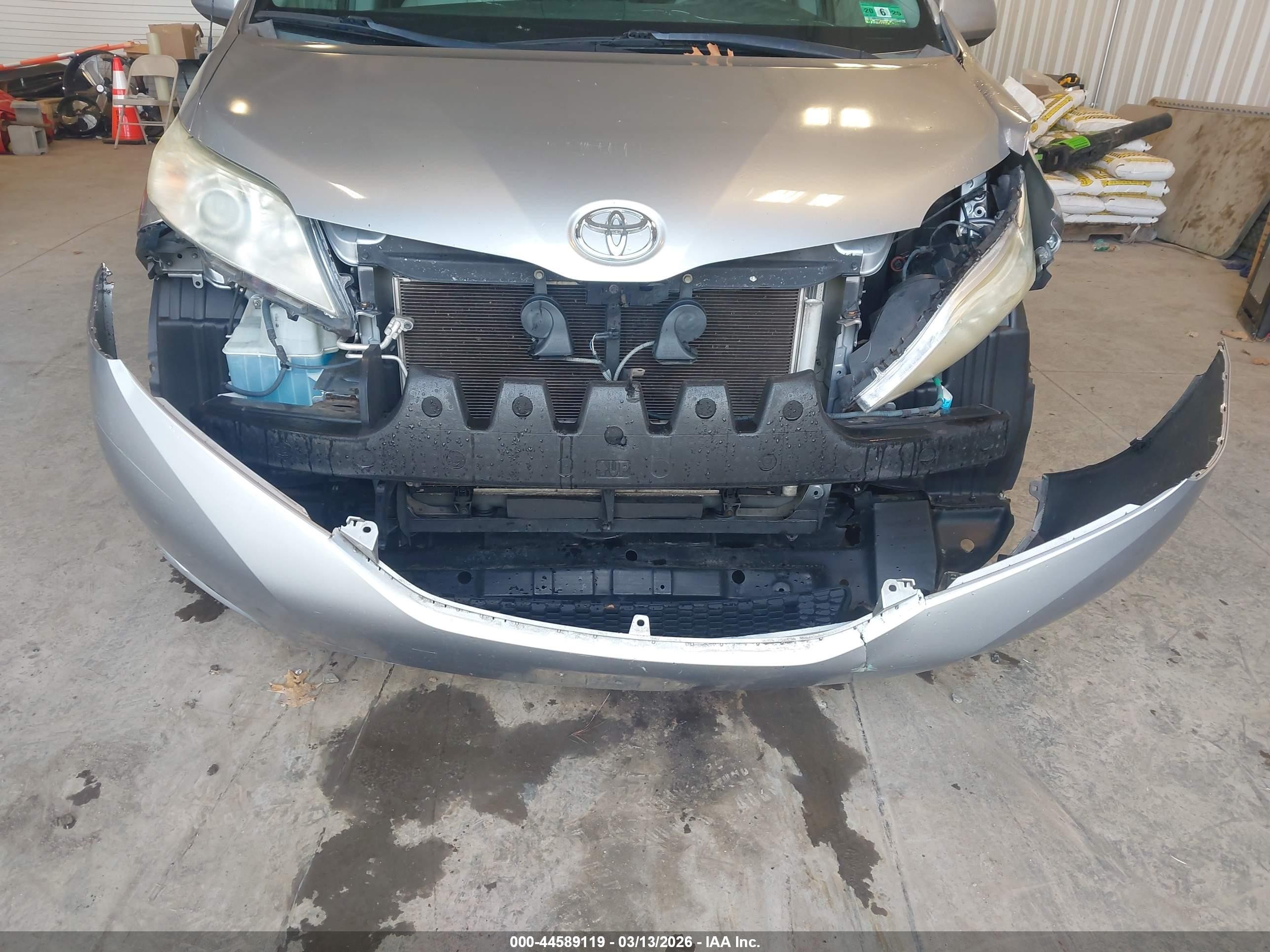 2011 Toyota Sienna Le V6 Silver vin: 5TDKK3DC8BS096968