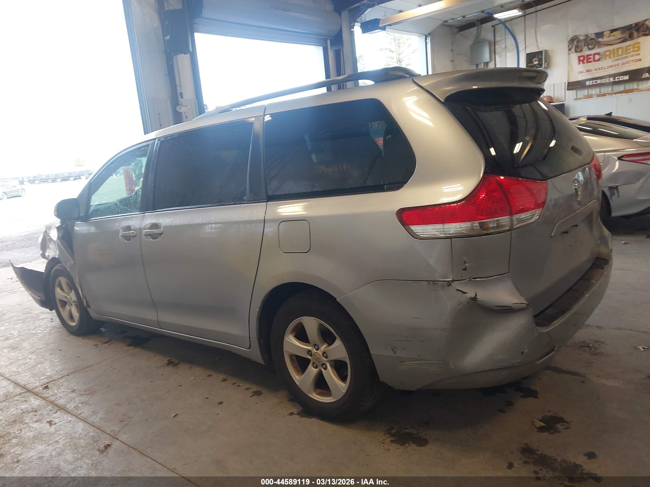 2011 Toyota Sienna Le V6 Silver vin: 5TDKK3DC8BS096968