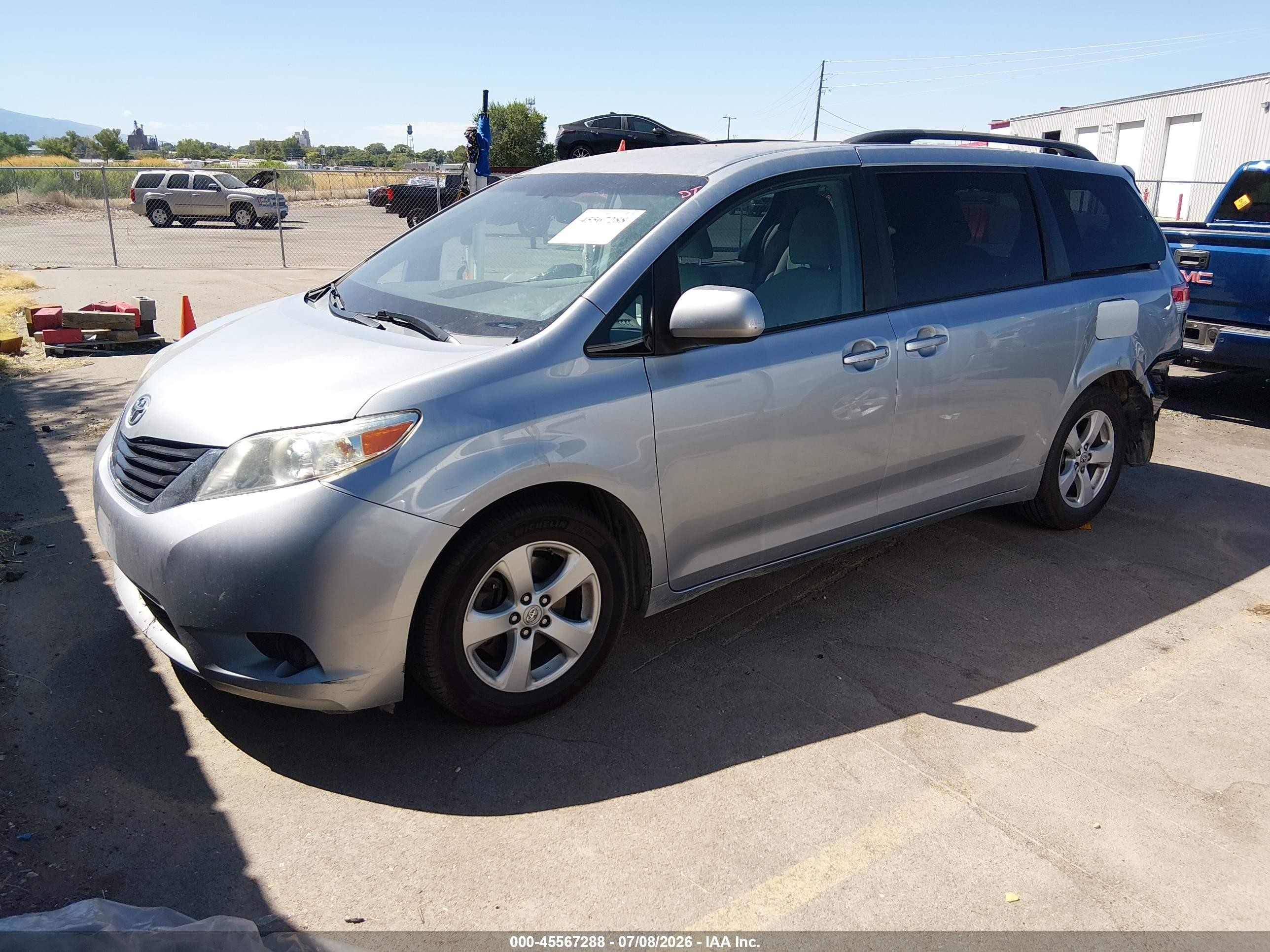 2011 Toyota Sienna Le V6 Серебряный vin: 5TDKK3DC8BS098672