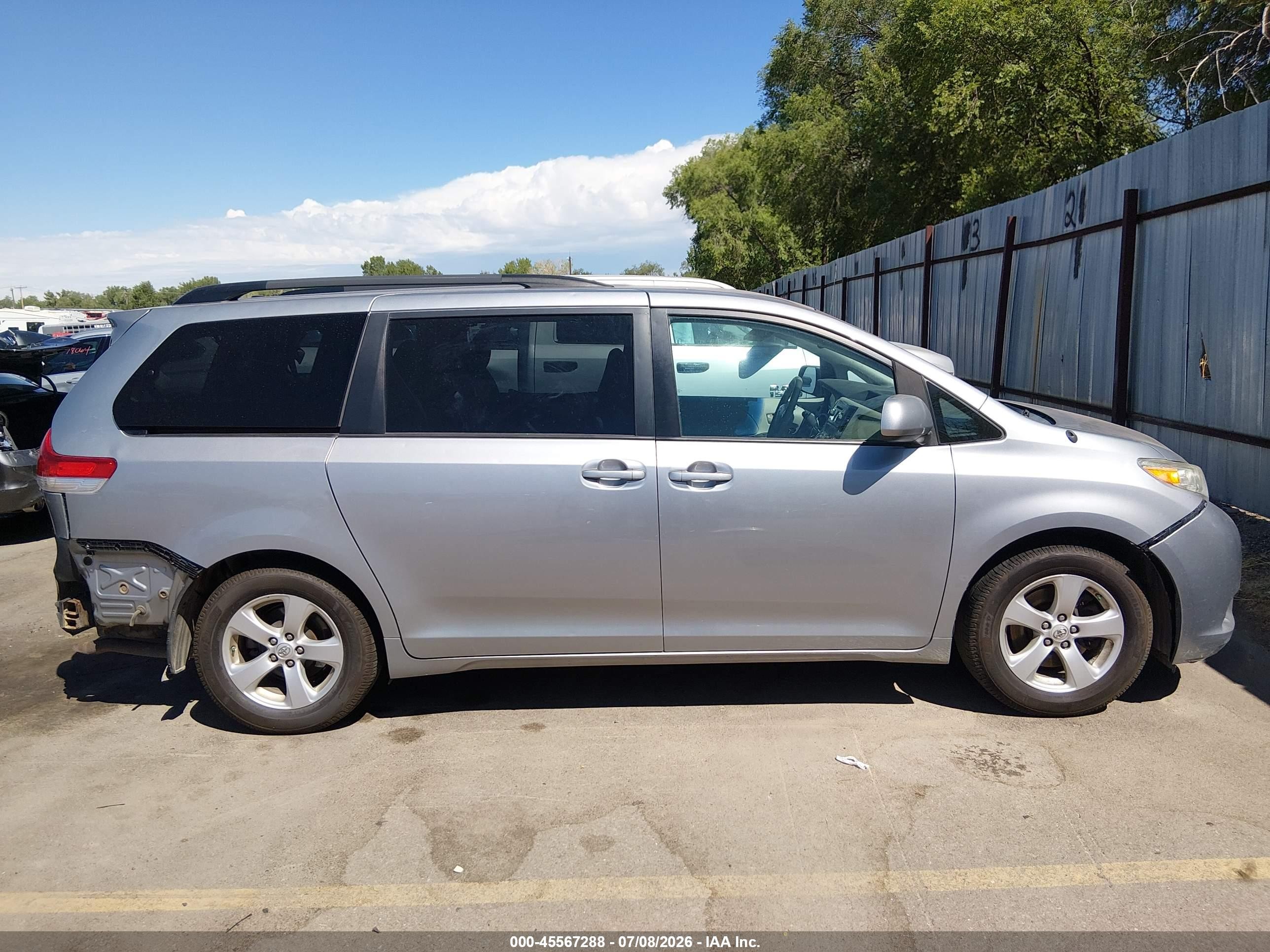 2011 Toyota Sienna Le V6 Серебряный vin: 5TDKK3DC8BS098672