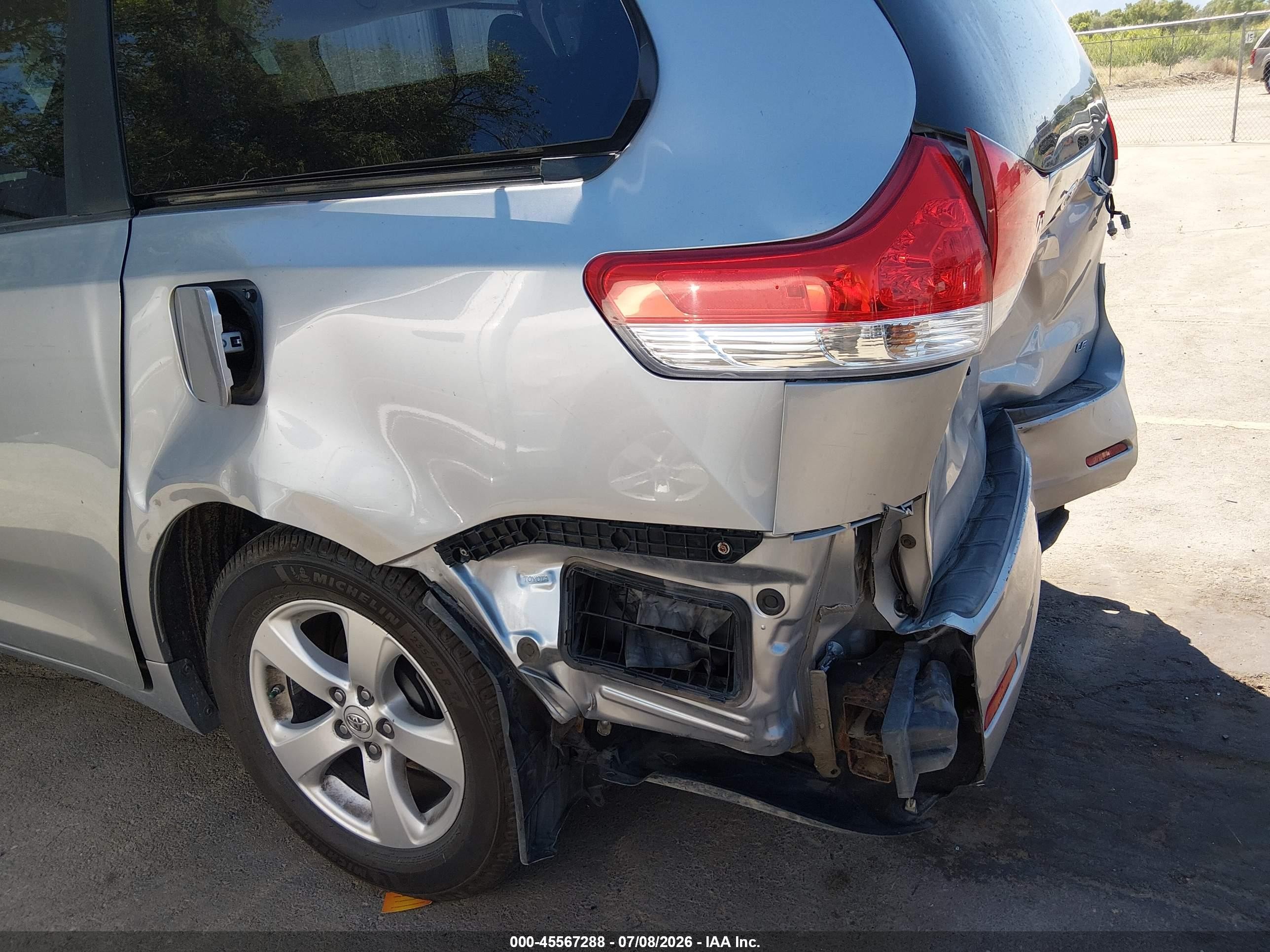 2011 Toyota Sienna Le V6 Серебряный vin: 5TDKK3DC8BS098672