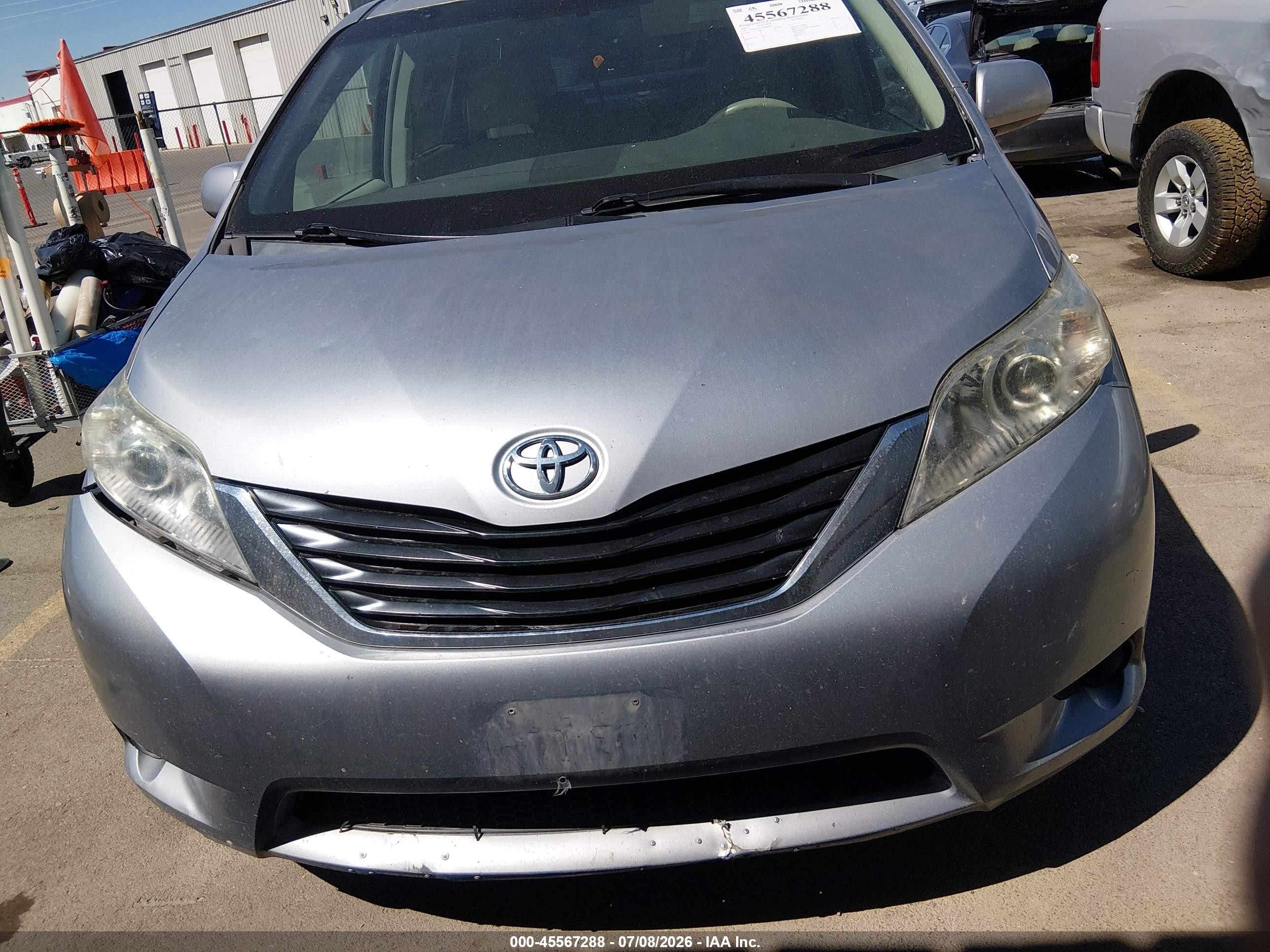 2011 Toyota Sienna Le V6 Серебряный vin: 5TDKK3DC8BS098672