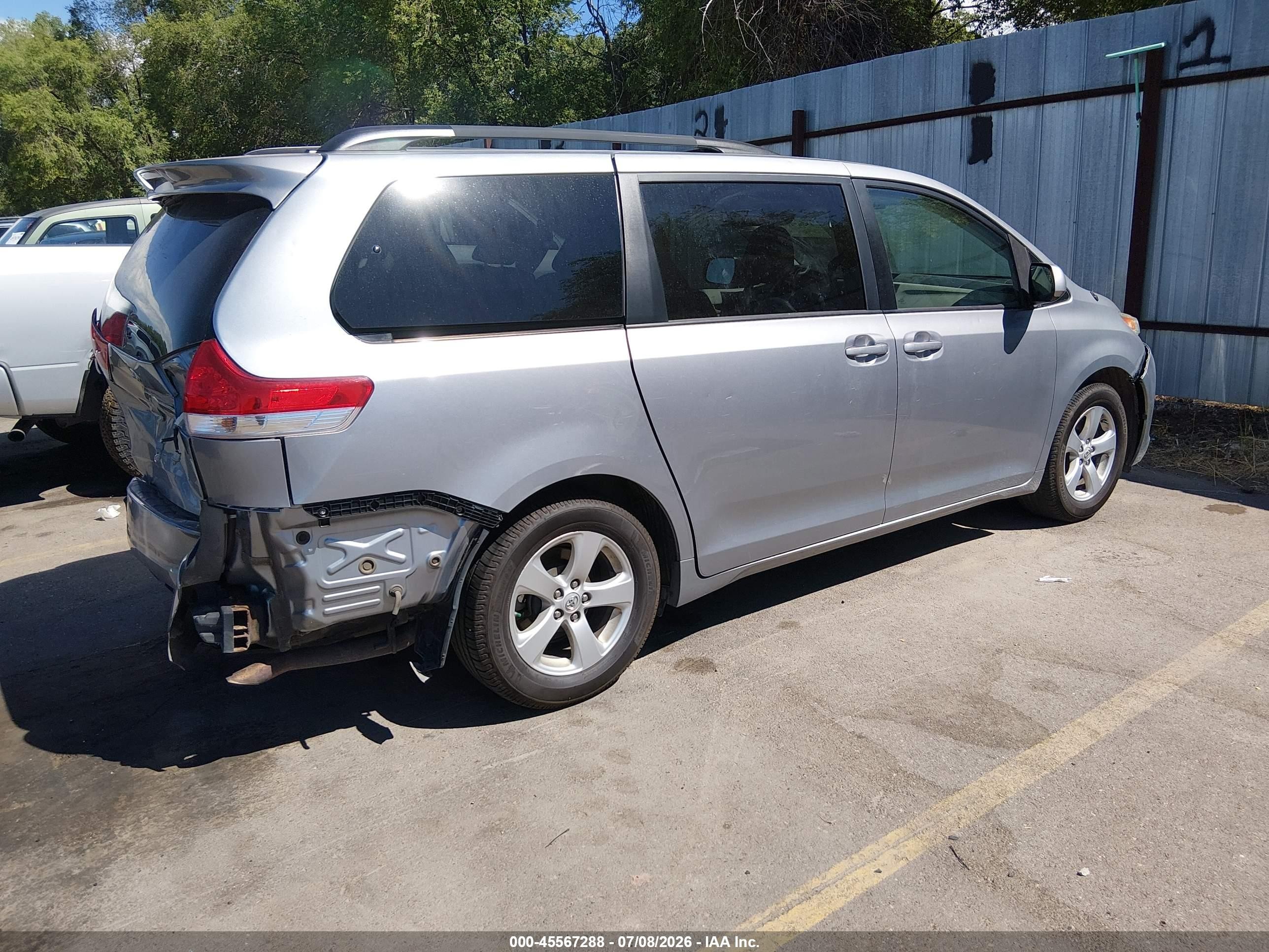2011 Toyota Sienna Le V6 Серебряный vin: 5TDKK3DC8BS098672