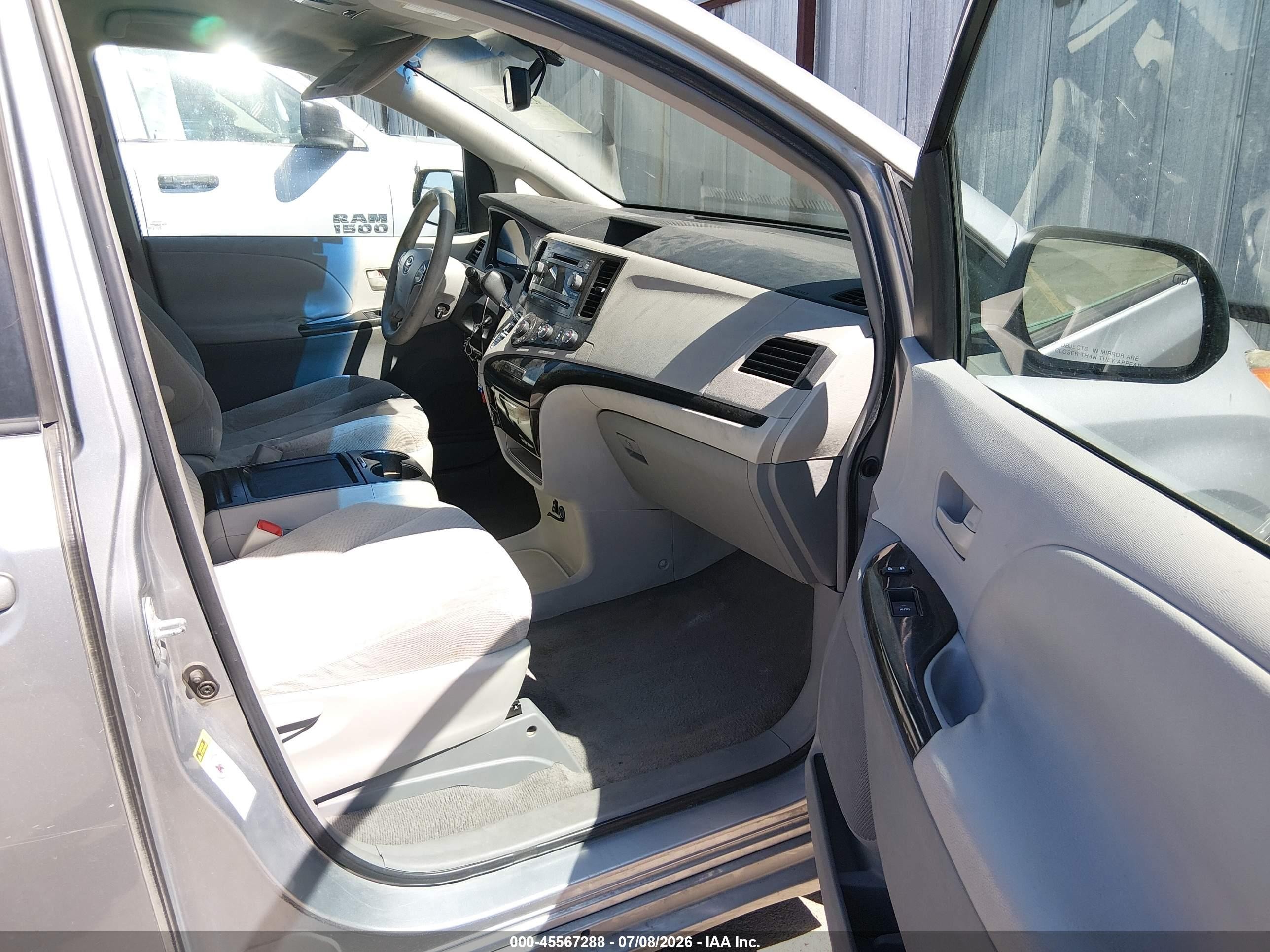 2011 Toyota Sienna Le V6 Серебряный vin: 5TDKK3DC8BS098672