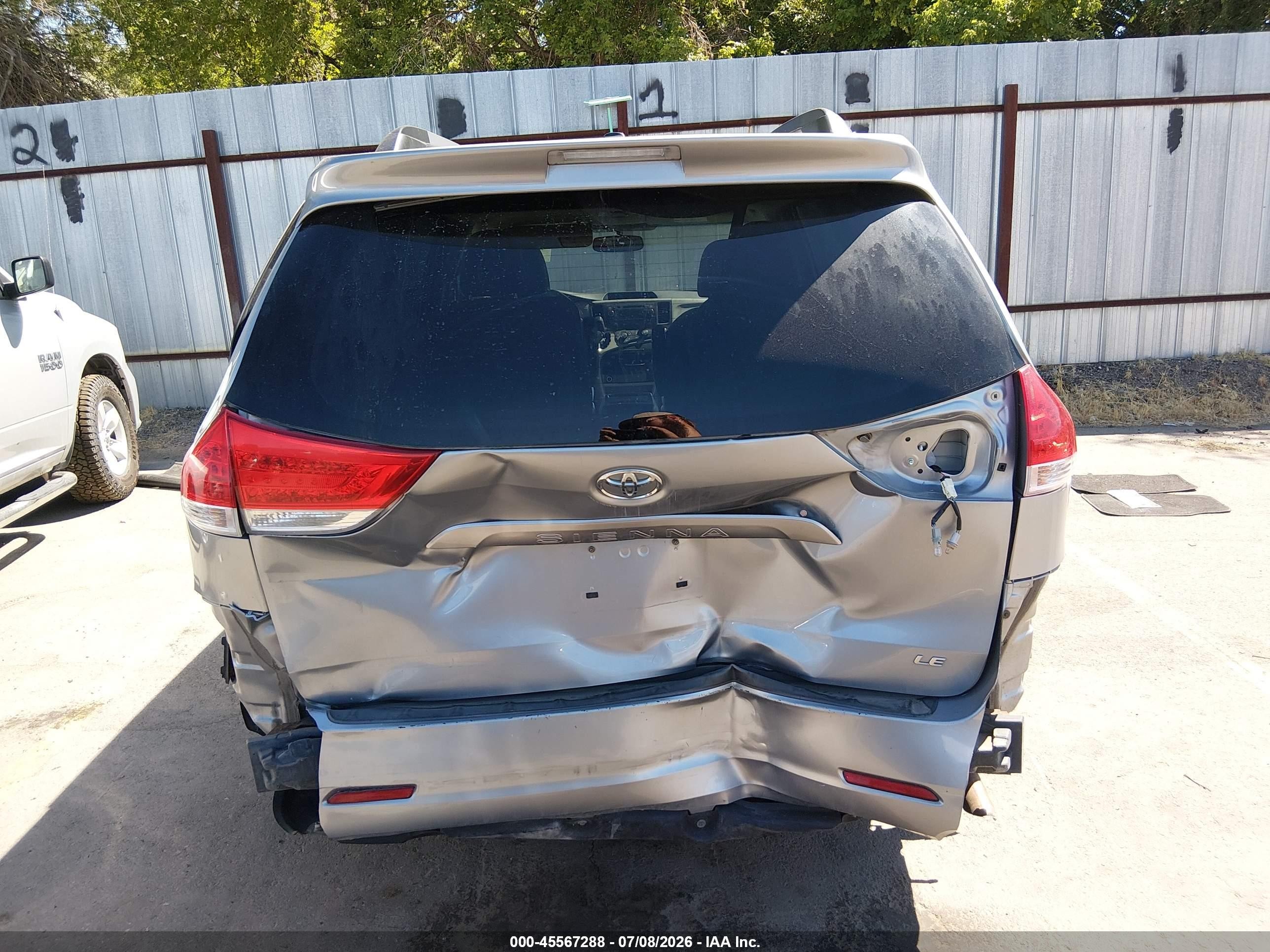 2011 Toyota Sienna Le V6 Серебряный vin: 5TDKK3DC8BS098672