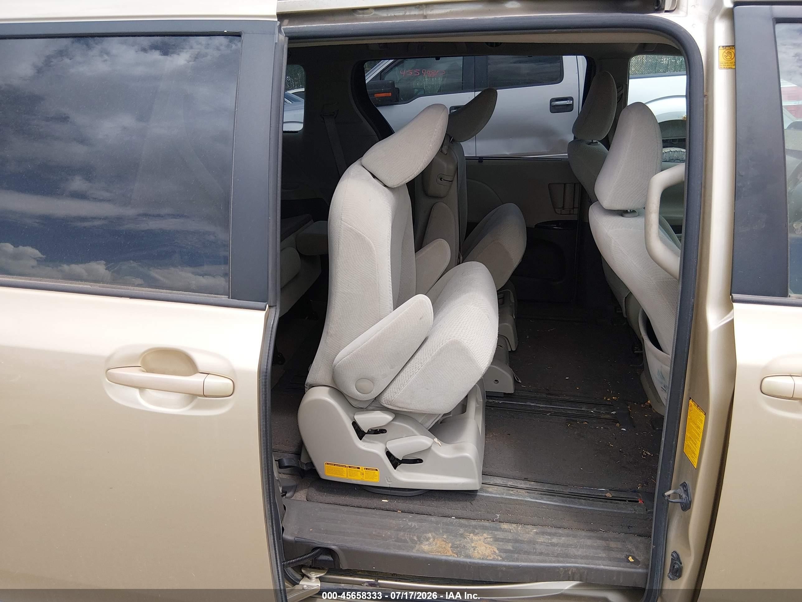 2011 Toyota Sienna Le V6 Champagne vin: 5TDKK3DC8BS119004