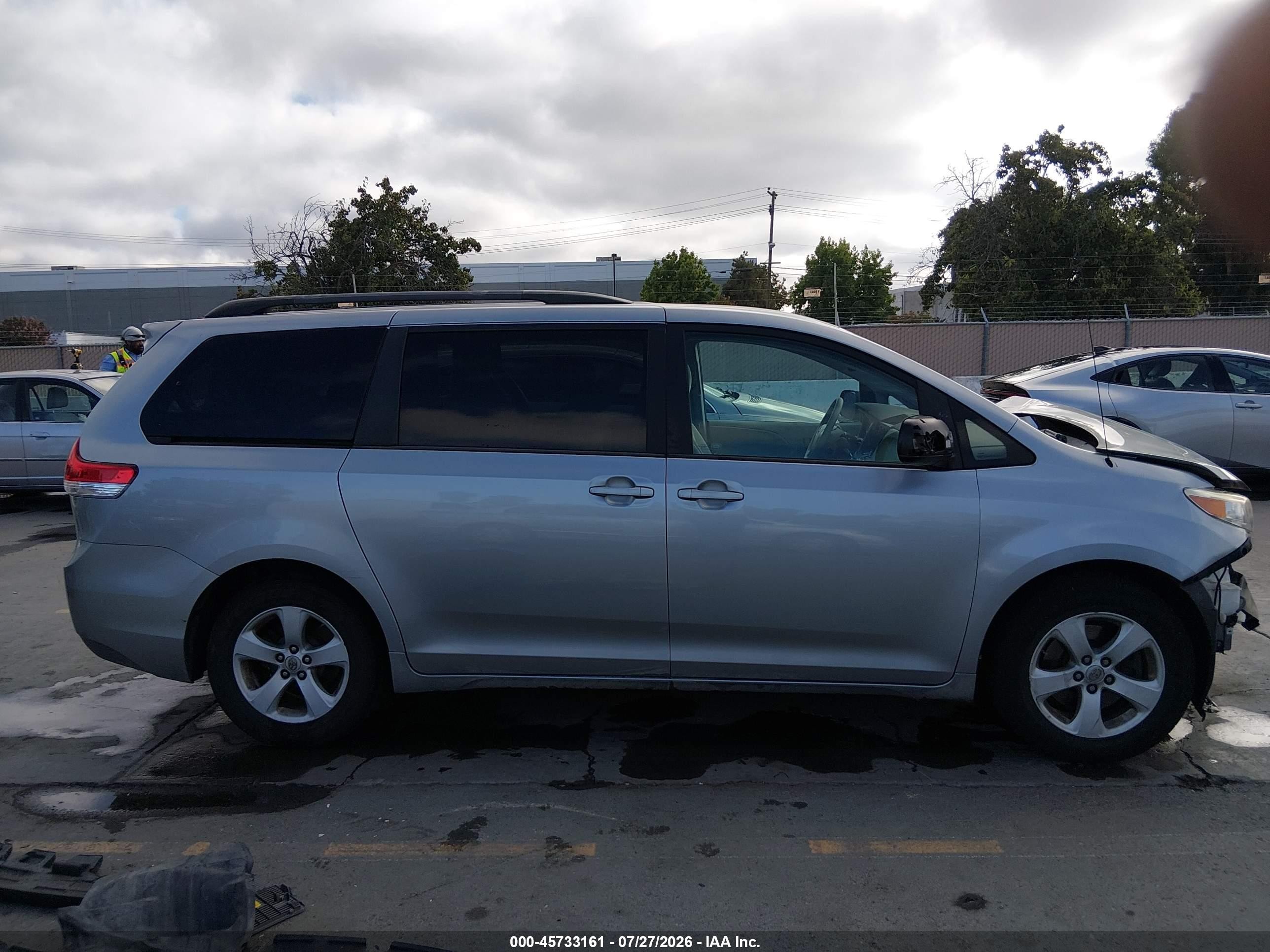 2011 Toyota Sienna Le V6 Silver vin: 5TDKK3DC8BS121478