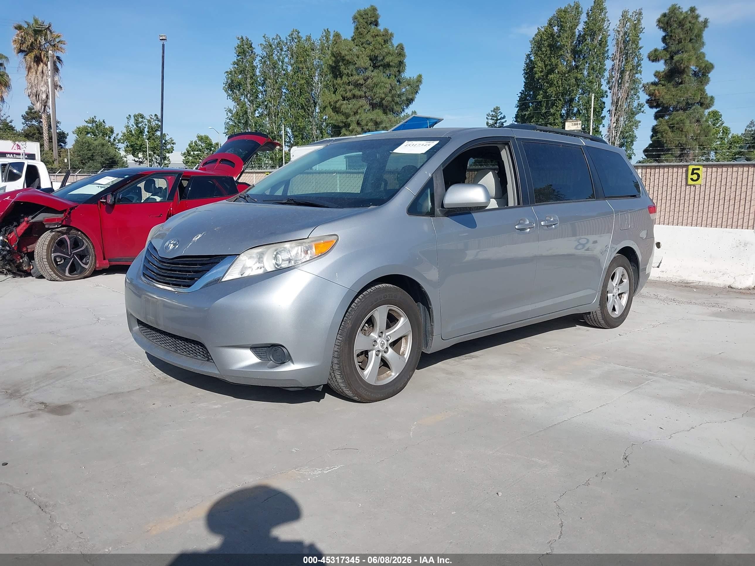 2011 Toyota Sienna Le V6 Gray vin: 5TDKK3DC8BS124638