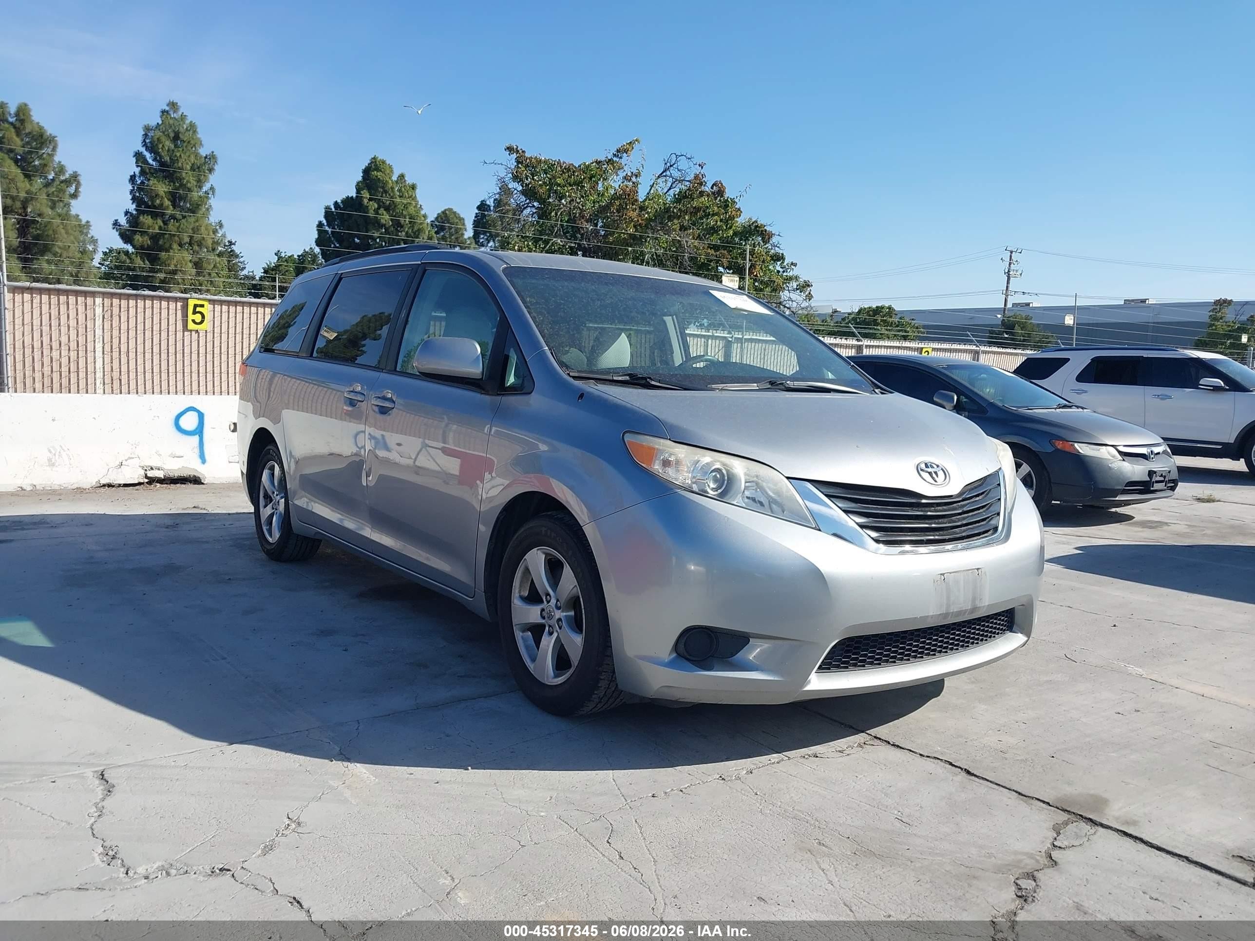 2011 Toyota Sienna Le V6 Gray vin: 5TDKK3DC8BS124638