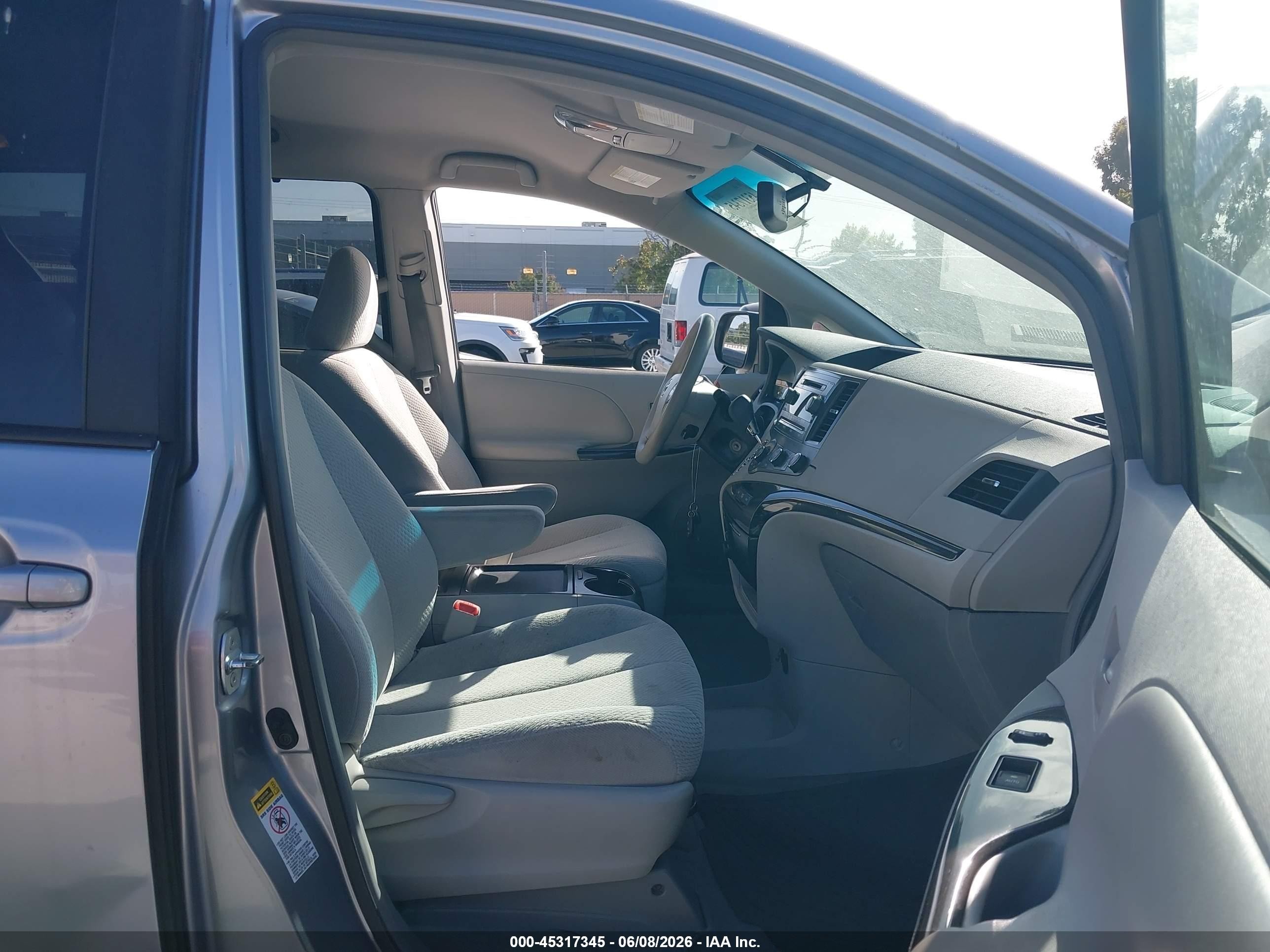 2011 Toyota Sienna Le V6 Gray vin: 5TDKK3DC8BS124638