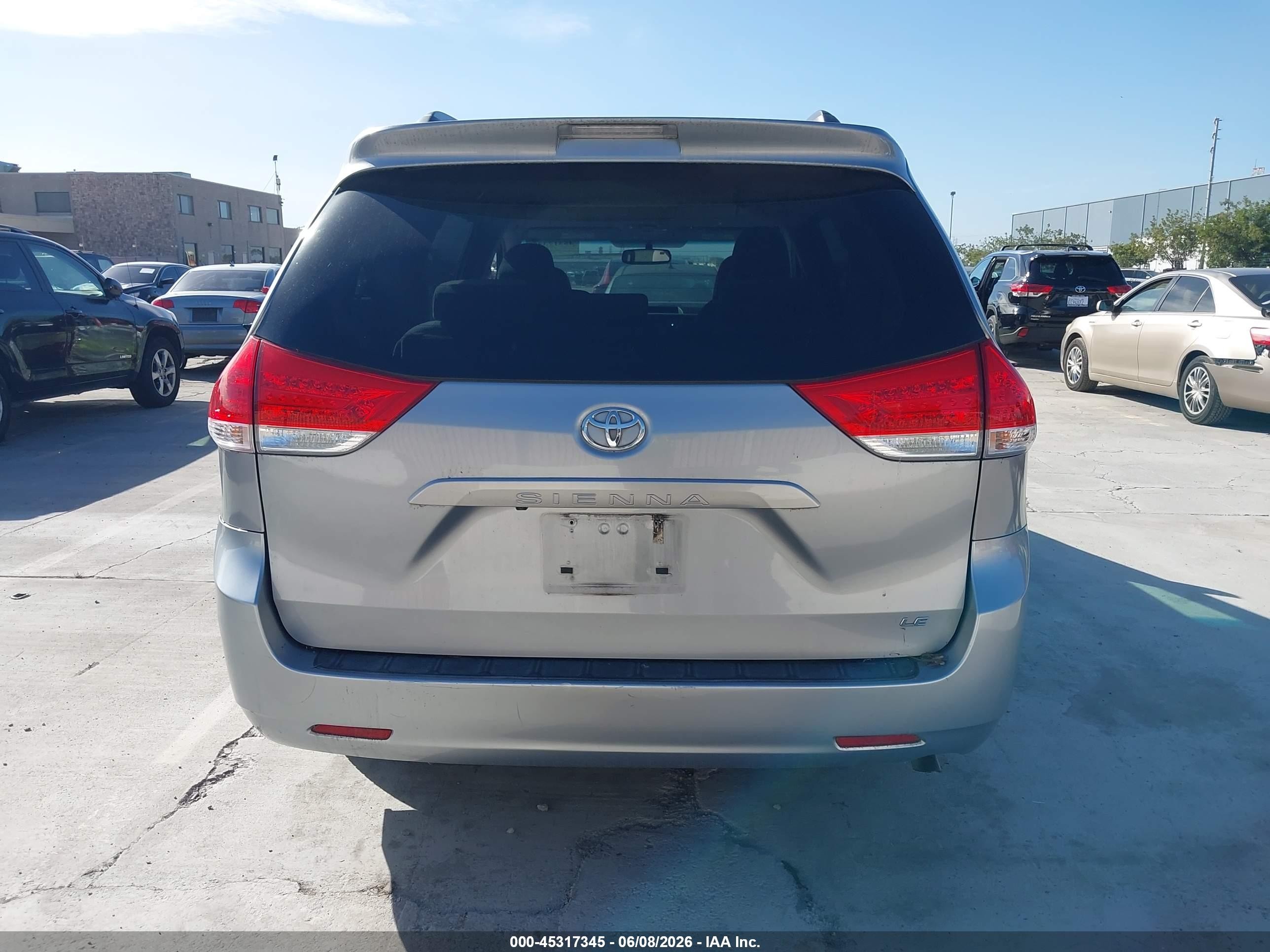 2011 Toyota Sienna Le V6 Gray vin: 5TDKK3DC8BS124638