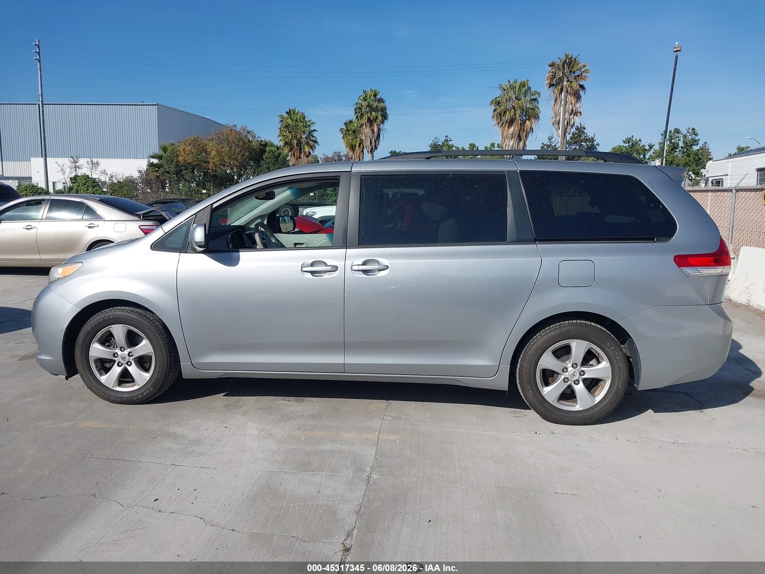 2011 Toyota Sienna Le V6 Gray vin: 5TDKK3DC8BS124638
