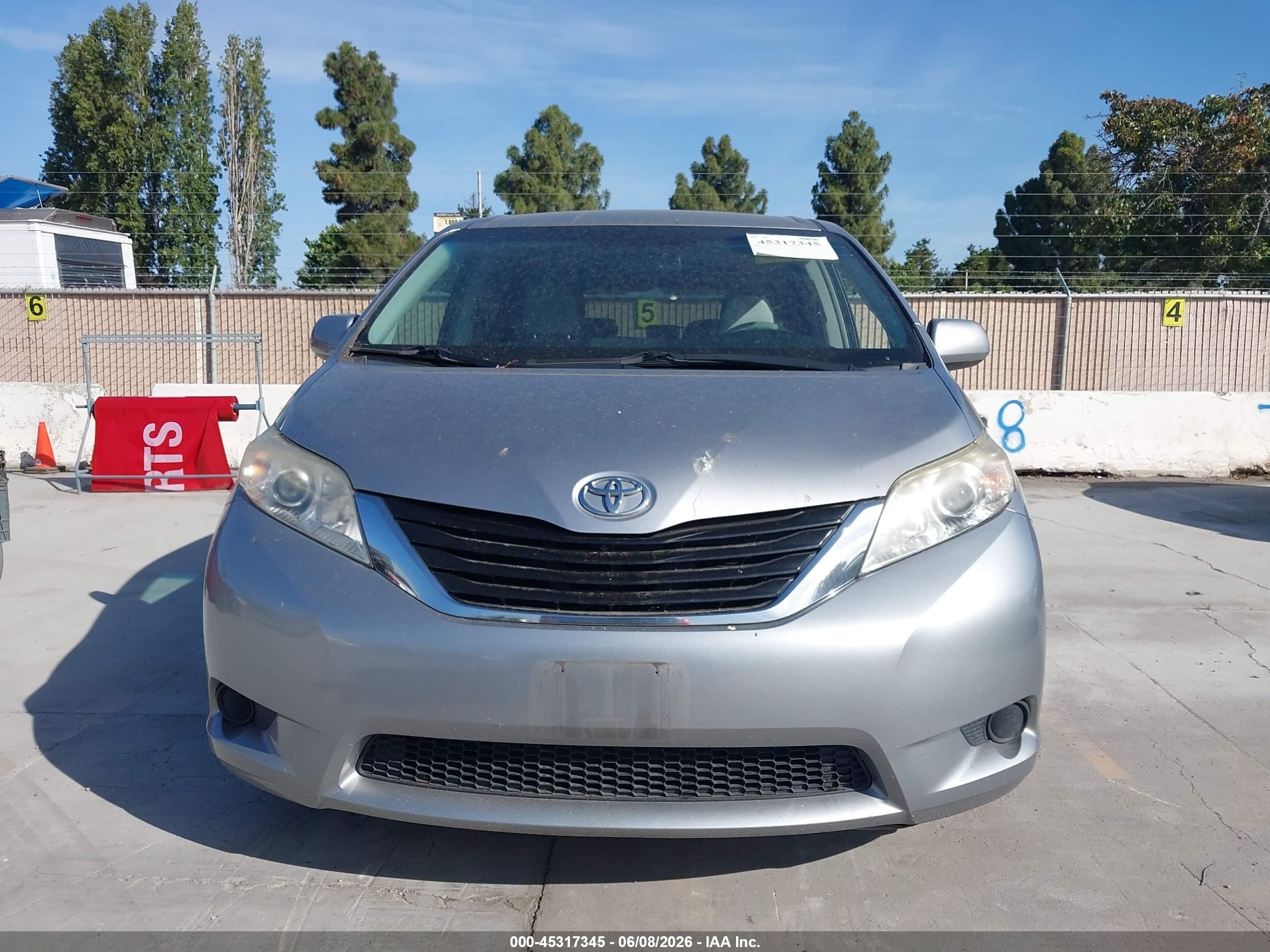 2011 Toyota Sienna Le V6 Gray vin: 5TDKK3DC8BS124638