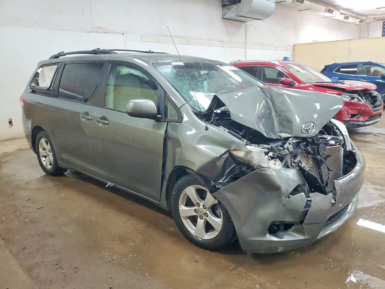 2011 Toyota Sienna Le Gray vin: 5TDKK3DC8BS131931