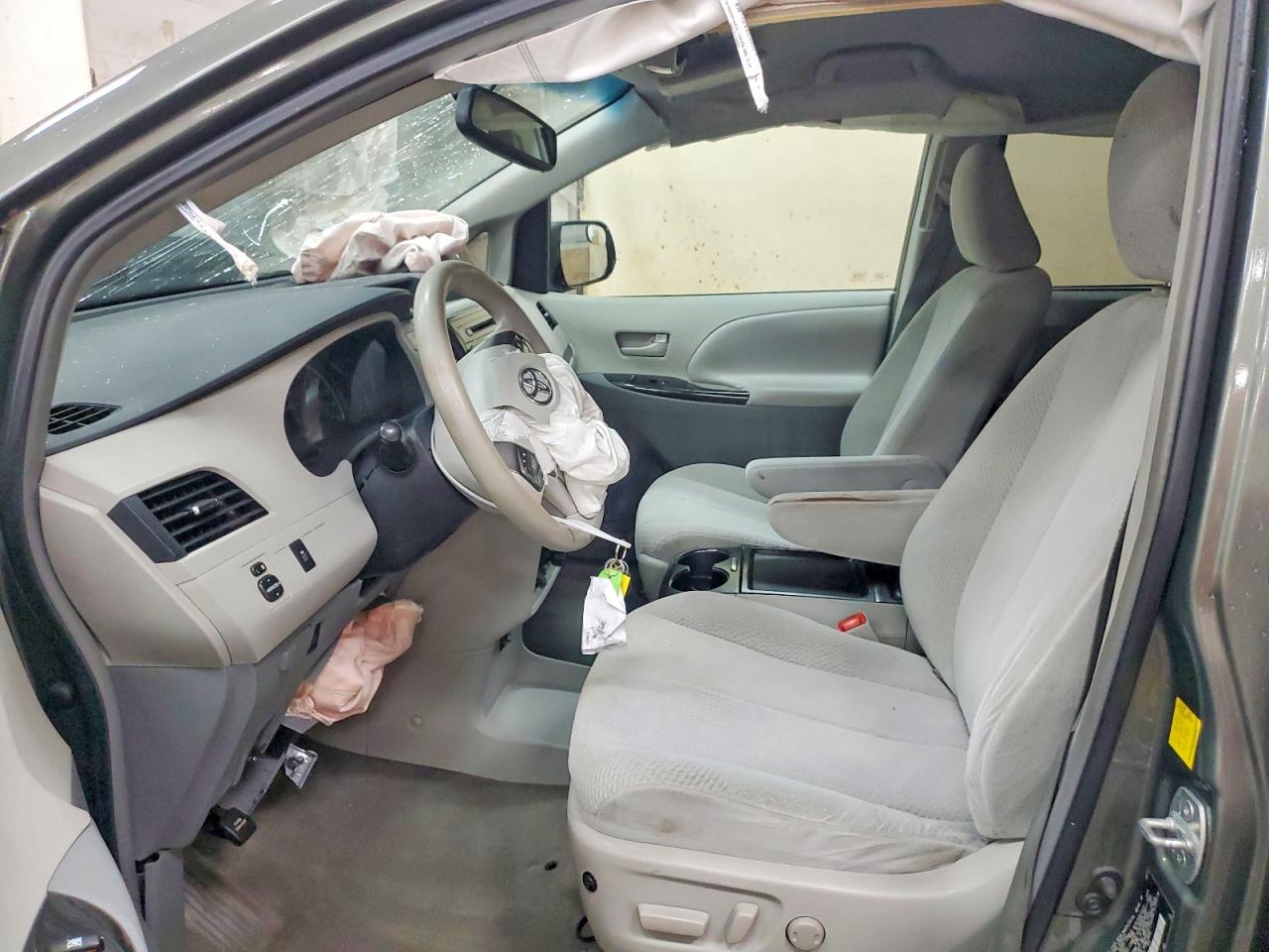 2011 Toyota Sienna Le Gray vin: 5TDKK3DC8BS131931