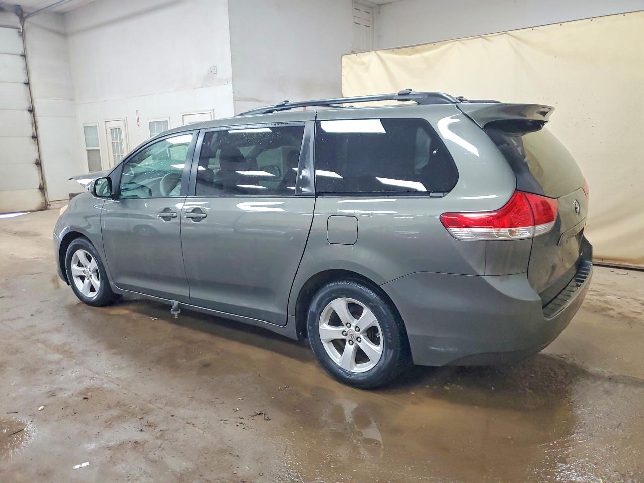 2011 Toyota Sienna Le Gray vin: 5TDKK3DC8BS131931