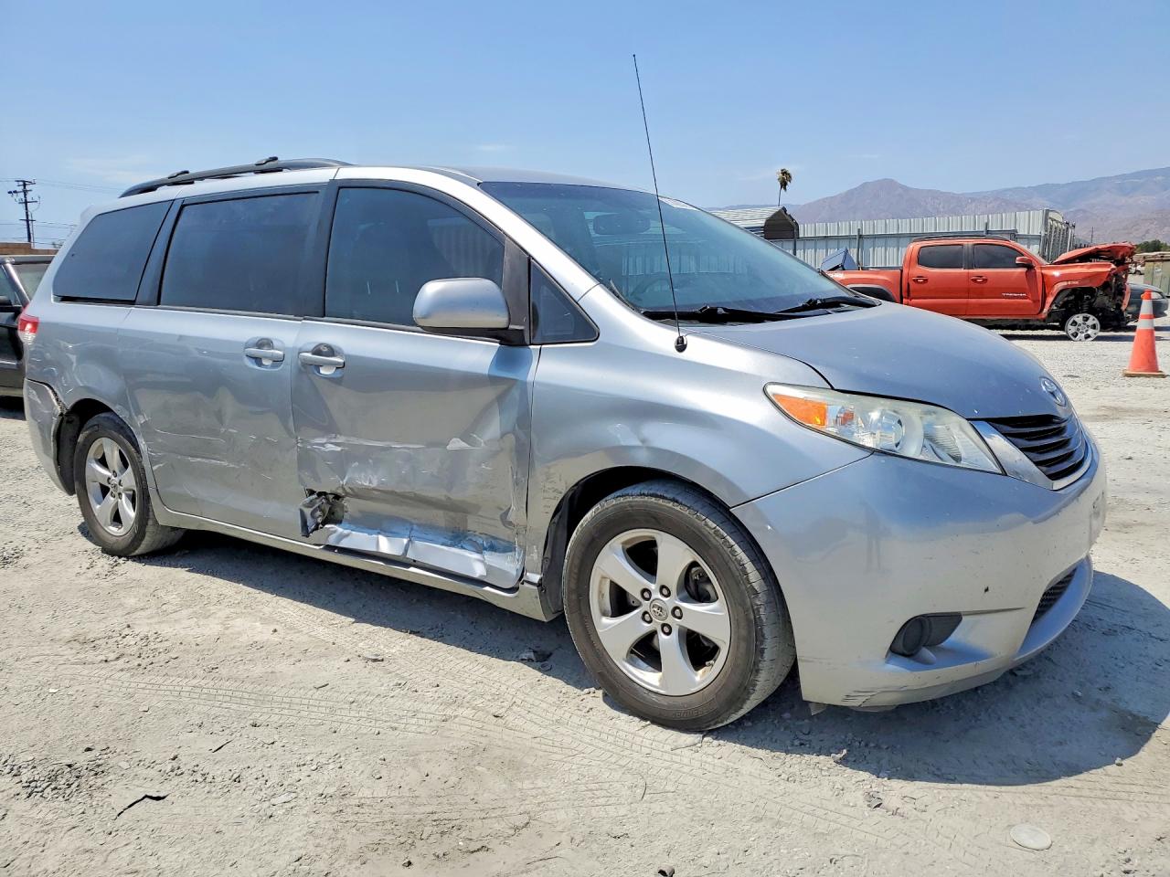 2011 Toyota Sienna Le Серебряный vin: 5TDKK3DC8BS136689