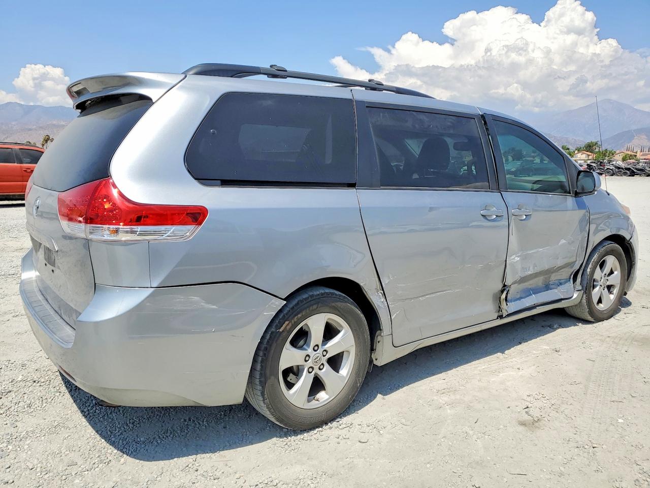2011 Toyota Sienna Le Серебряный vin: 5TDKK3DC8BS136689