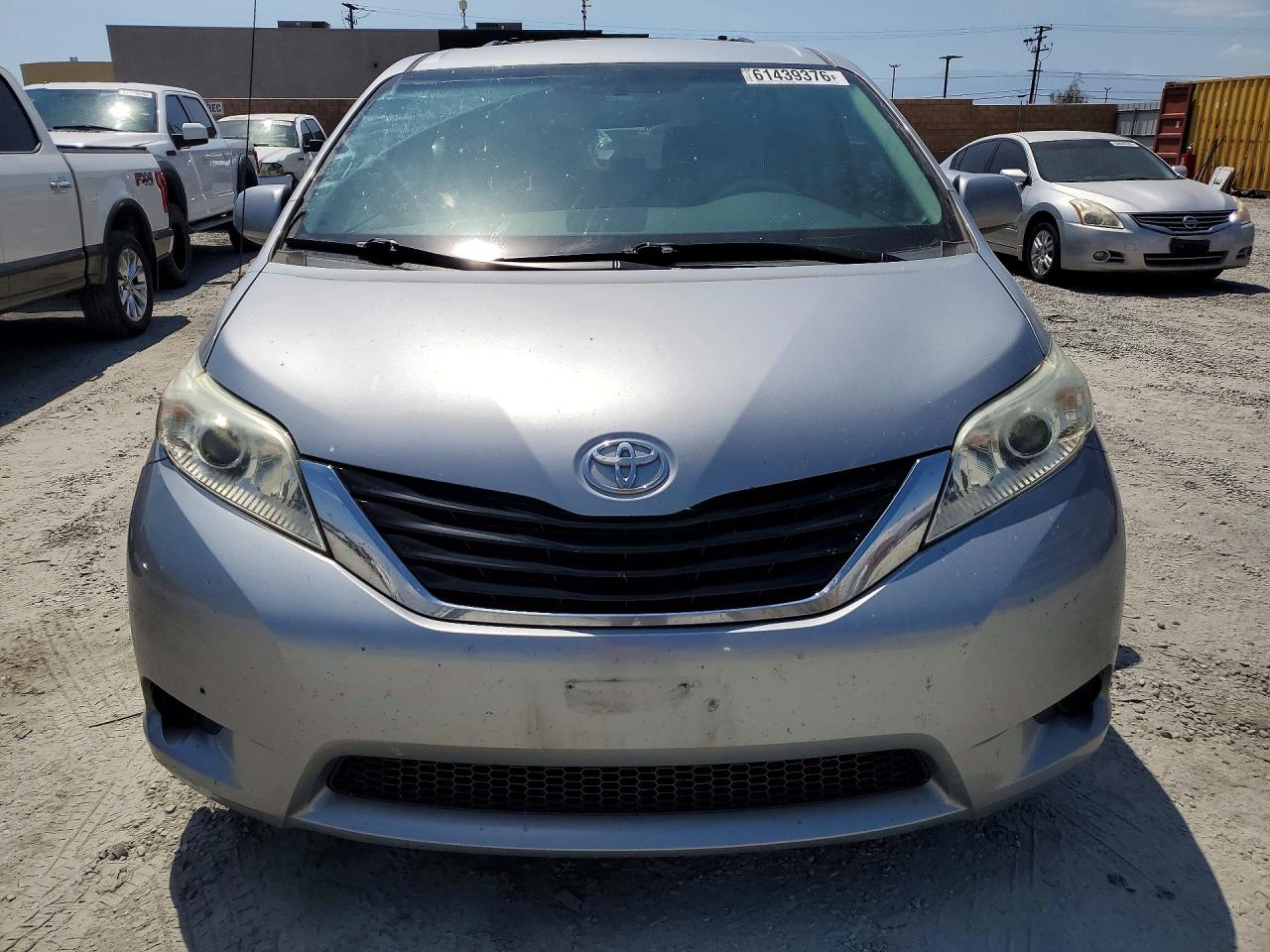 2011 Toyota Sienna Le Серебряный vin: 5TDKK3DC8BS136689