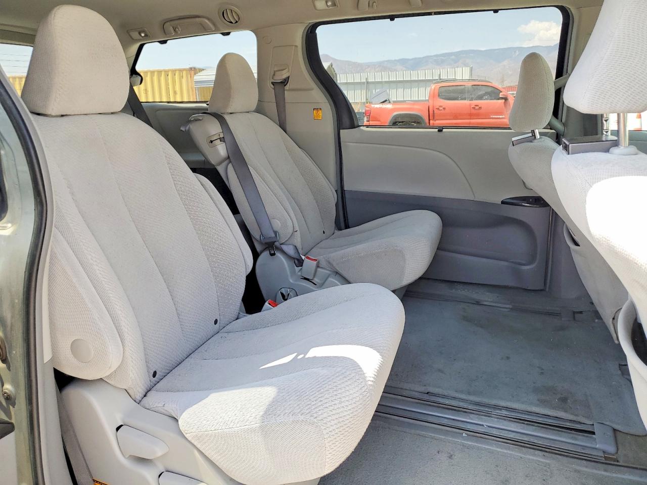 2011 Toyota Sienna Le Серебряный vin: 5TDKK3DC8BS136689
