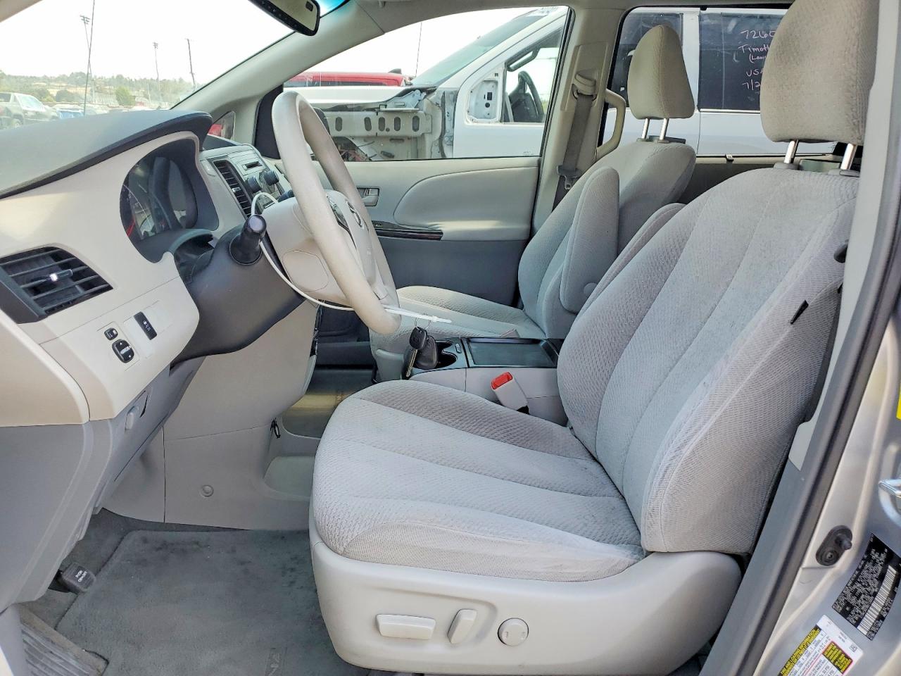 2011 Toyota Sienna Le Серебряный vin: 5TDKK3DC8BS136689