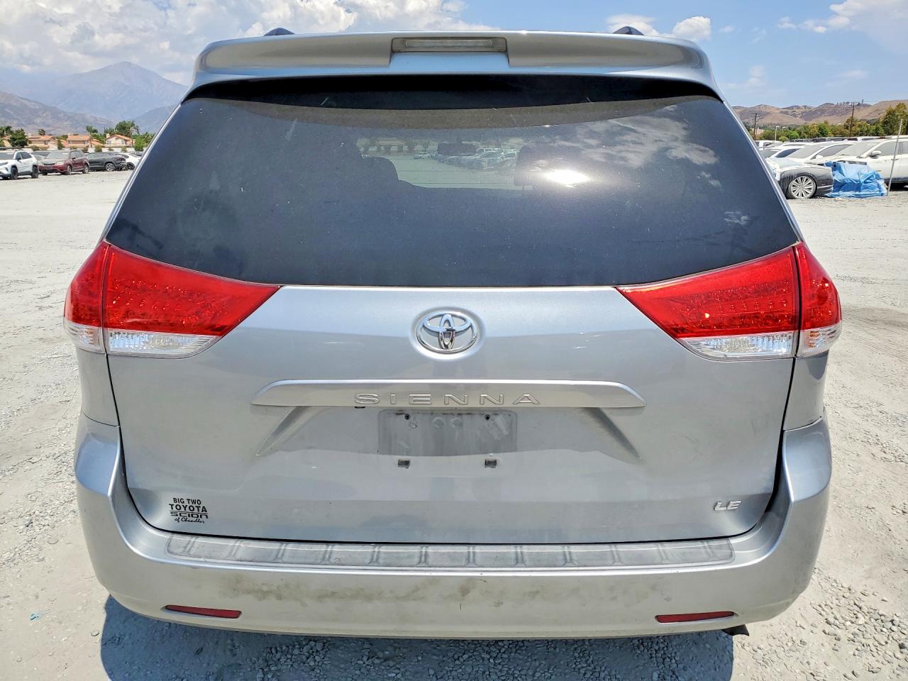 2011 Toyota Sienna Le Серебряный vin: 5TDKK3DC8BS136689