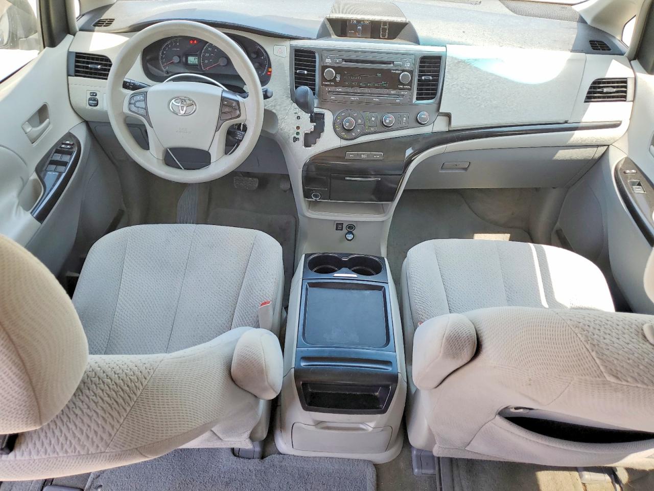 2011 Toyota Sienna Le Серебряный vin: 5TDKK3DC8BS136689