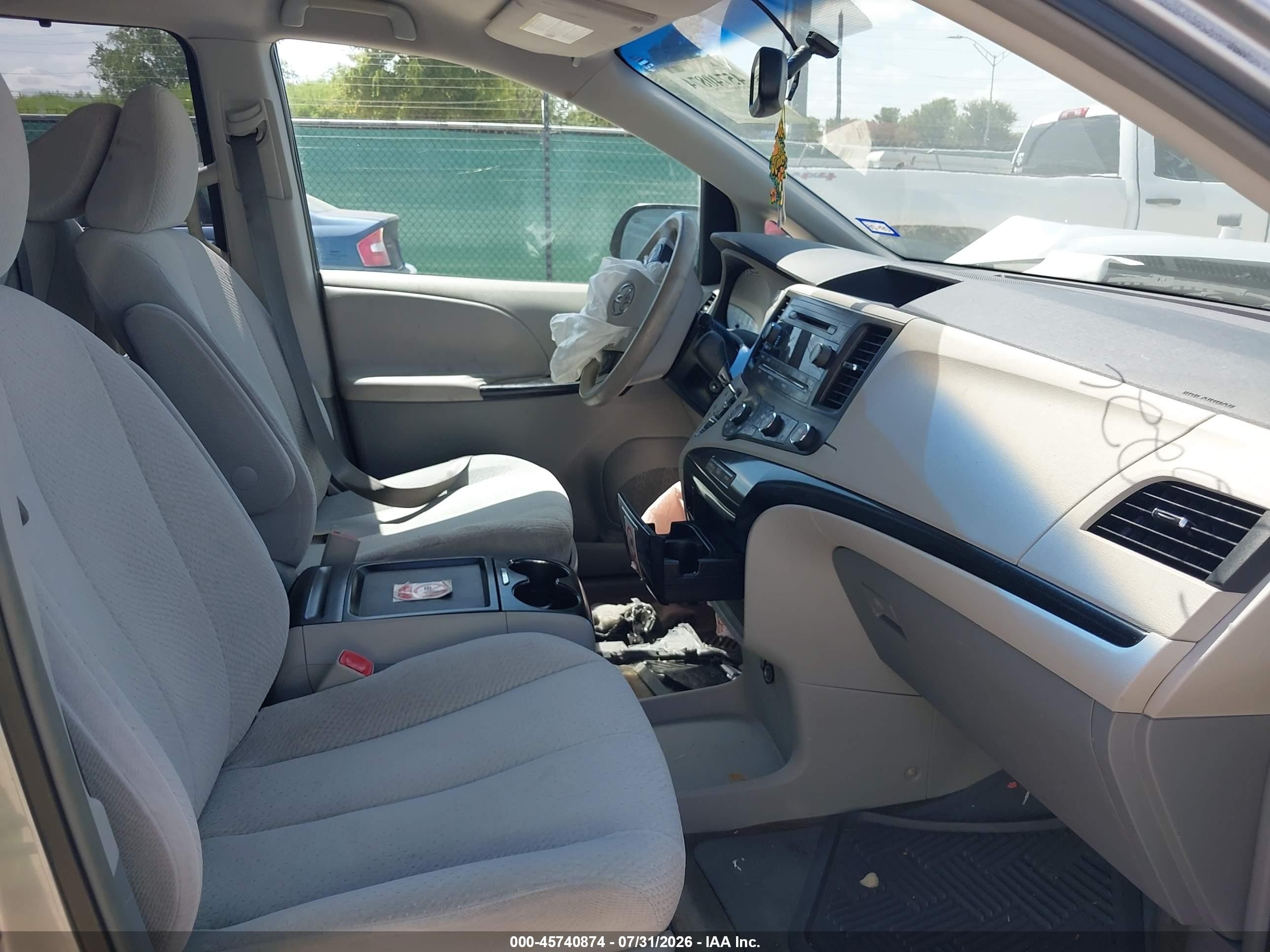 2011 Toyota Sienna Le V6 Silver vin: 5TDKK3DC8BS140063