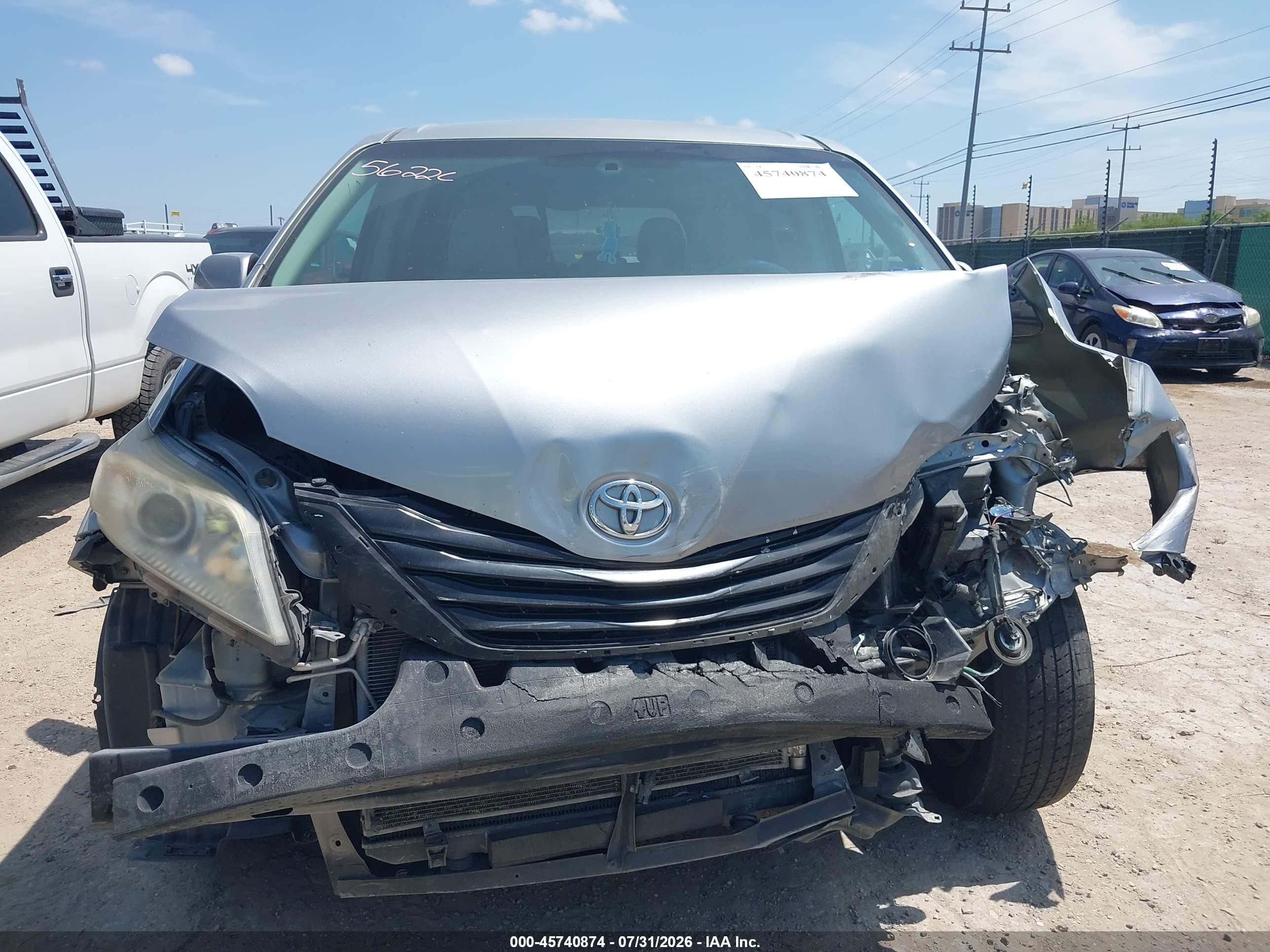 2011 Toyota Sienna Le V6 Silver vin: 5TDKK3DC8BS140063