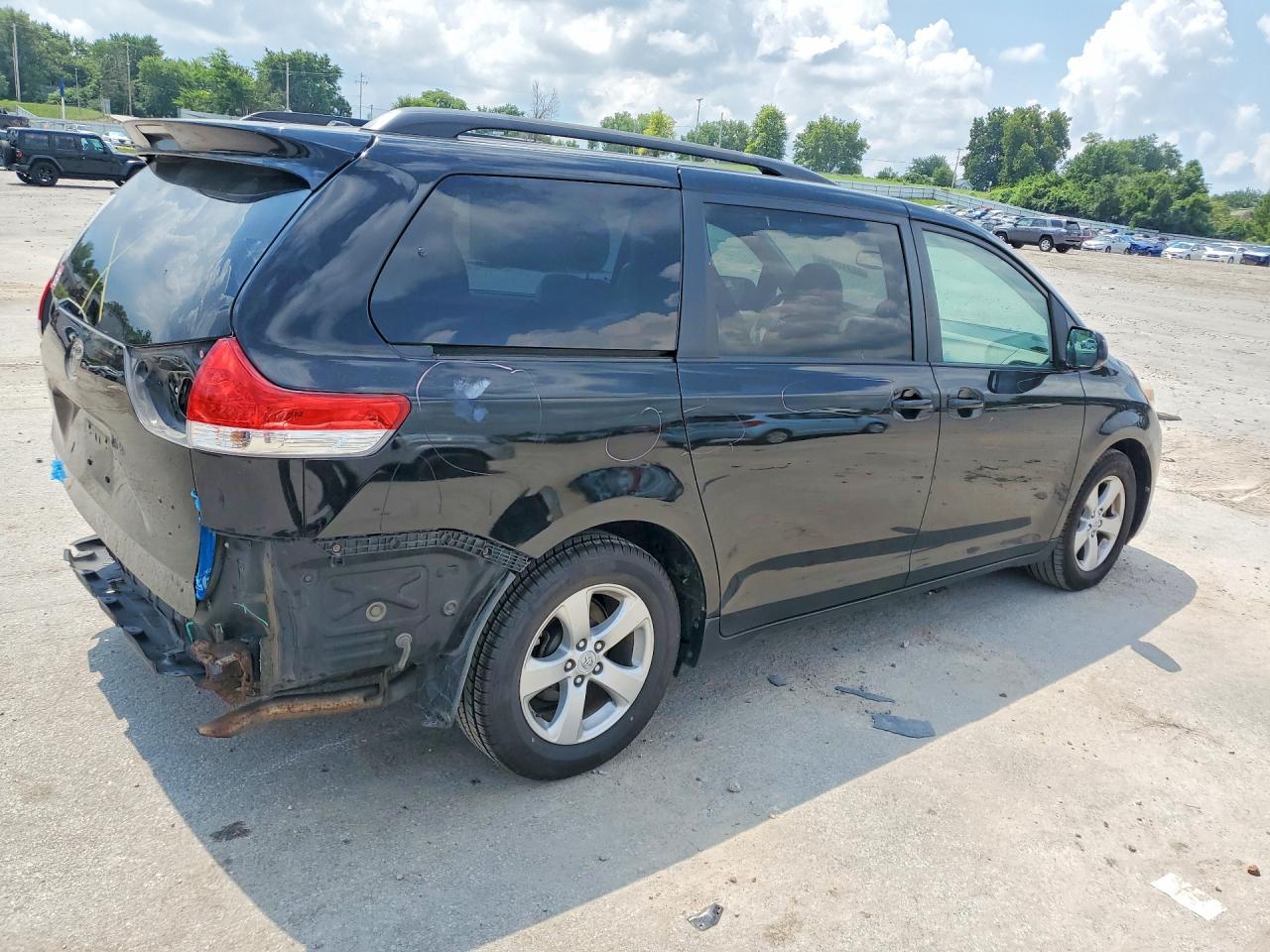 2011 Toyota Sienna Le Black vin: 5TDKK3DC8BS141651