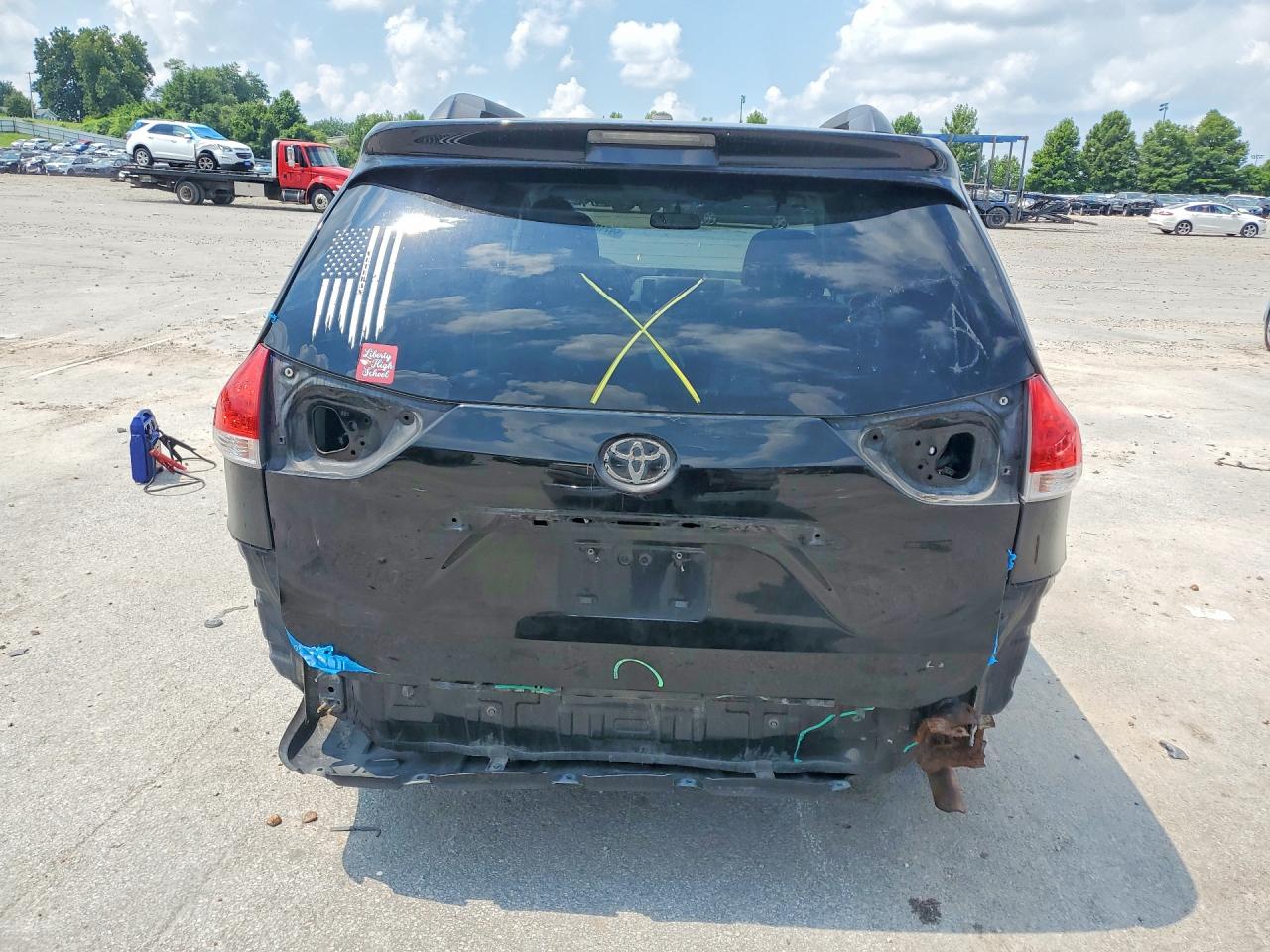2011 Toyota Sienna Le Black vin: 5TDKK3DC8BS141651